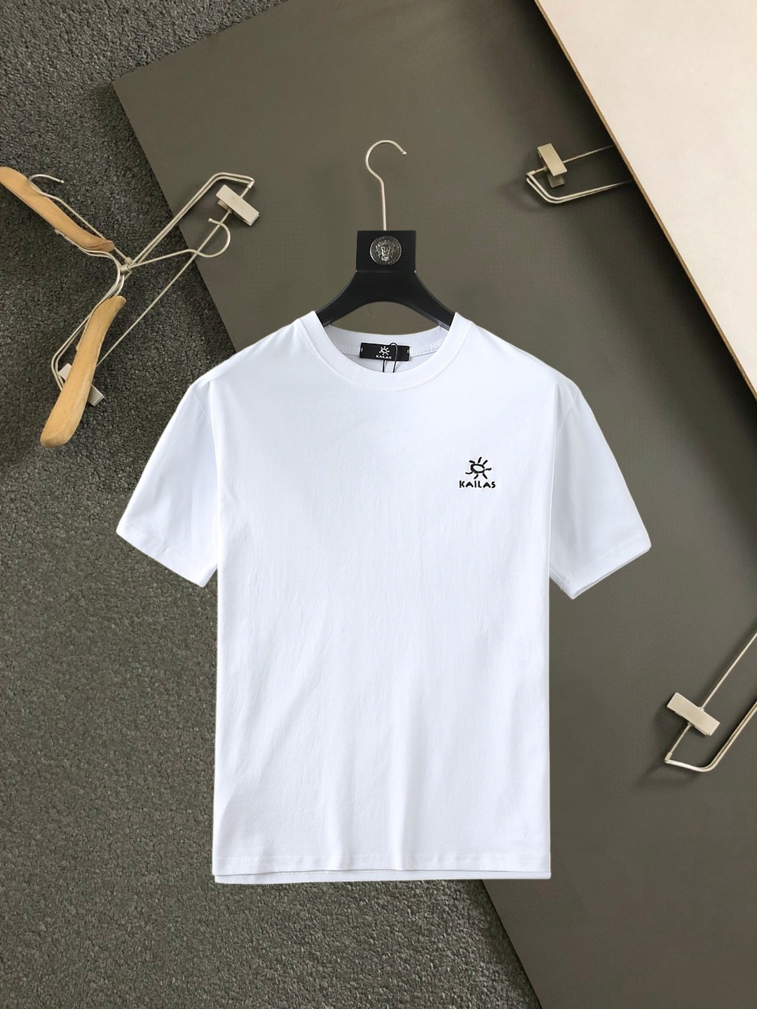 NO:859545,Kailer Stone's top products 2026 spring and summer new debut counter, the latest short-sleeved round neck T-shirt, high-end customization, avant-garde and fashionable design!  The brand logo is designed with heavy craftsmanship. High-end customized 260g fabric. Soft to the touch. Comfortable to wear. Exquisite stitching at the counter level. Fine workmanship. The upper body effect is incomparably handsome!  A must-have item for a stylish man!  Size M-XXXL,,T-shirt,tees,t-shirt,19860909凯乐石 顶级货品2026春夏新款首发专柜最新款短袖圆领T恤 高端订制 设计前卫时尚！品牌logo重工艺设计 高端定制260克面料.手感柔软.穿着舒适.专柜级别精致车线.做工精细.上身效果无敌帅气！型男必备单品！码数M-XXXL,,T-shirt,tees，t-shirt,,Men's clothing
