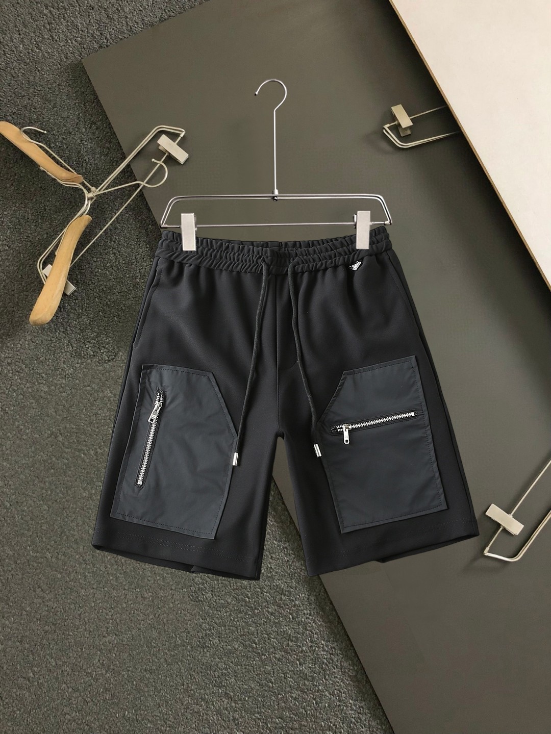 NO:859557,Prada's three-standard complete 2026 new summer men's casual shorts, advanced custom-made breathable fabrics, extremely breathable, elastic and comfortable, impeccable details, top-grade accessories, original logo design concept, delicate and soft feel!  The upper body fit is awesome!  Sizes M-XXXL, please state your height and weight when ordering, prada, shorts,19860909普拉达 三标齐全 2026夏季新款男士休闲短裤,高级定制面料透气面料 透气弹力舒适度极高,细节无可挑剔,顶级辅料配备,原版logo设计理念,手感细腻柔软！上身版型超赞！尺码M-XXXL下单报身高体重,,prada,shorts,,Men's clothing