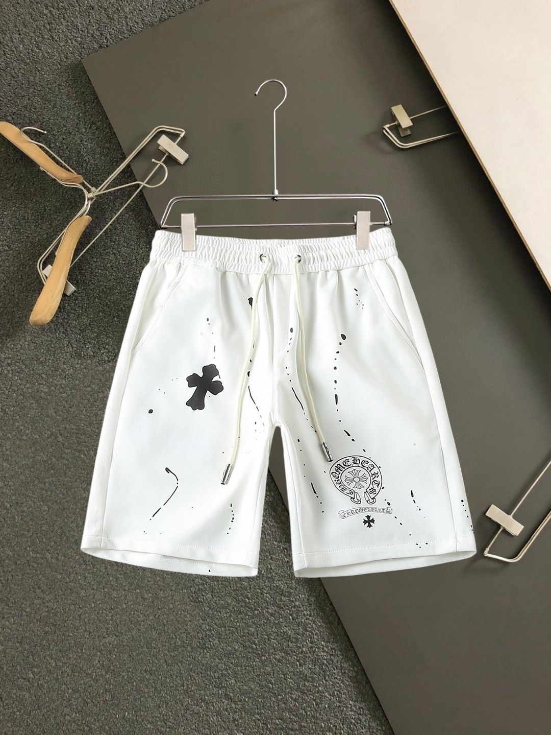 NO:859567,Croxin three-standard complete 2026 new summer men's casual shorts, advanced custom-made breathable fabrics, extremely breathable, elastic and comfortable, impeccable details, top-grade accessories, original logo design concept, delicate and soft feel!  The upper body fit is awesome!  Sizes M-XXXL, please state your height and weight when ordering,,chrome hearts,shorts,19860909克罗心 三标齐全 2026夏季新款男士休闲短裤,高级定制面料透气面料 透气弹力舒适度极高,细节无可挑剔,顶级辅料配备,原版logo设计理念,手感细腻柔软！上身版型超赞！尺码M-XXXL下单报身高体重,,chrome hearts,shorts,,Men's clothing