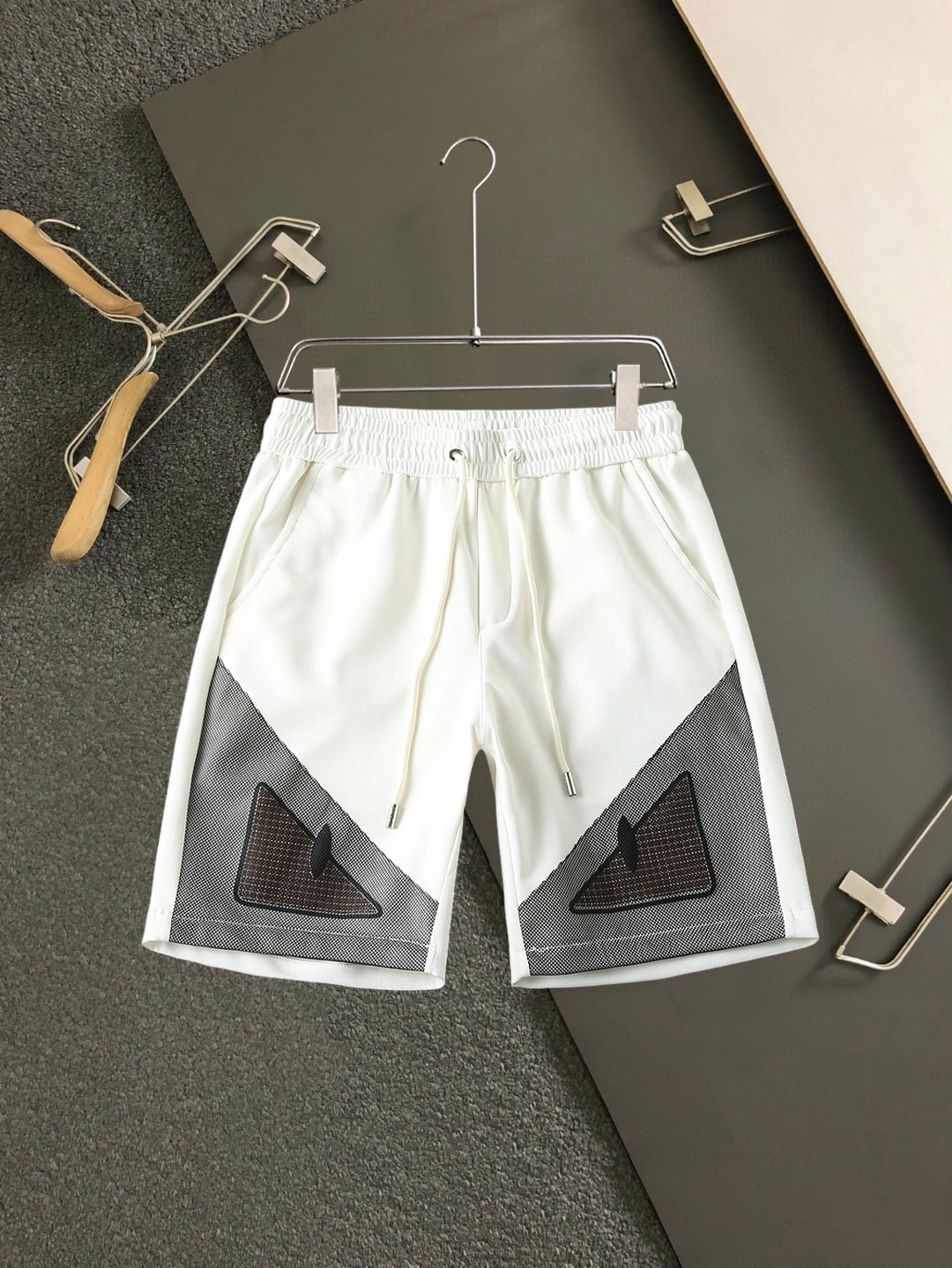 NO:859577,Fendi's three-standard complete 2026 new summer men's casual shorts, advanced custom-made breathable fabrics, extremely breathable, elastic and comfortable, impeccable details, top-grade accessories, original logo design concept, delicate and soft feel!  The upper body fit is awesome!  For sizes M-XXXL, please state your height and weight when placing an order, fendi, shorts,19860909芬迪 三标齐全 2026夏季新款男士休闲短裤,高级定制面料透气面料 透气弹力舒适度极高,细节无可挑剔,顶级辅料配备,原版logo设计理念,手感细腻柔软！上身版型超赞！尺码M-XXXL下单报身高体重,,fendi,shorts,,Men's clothing