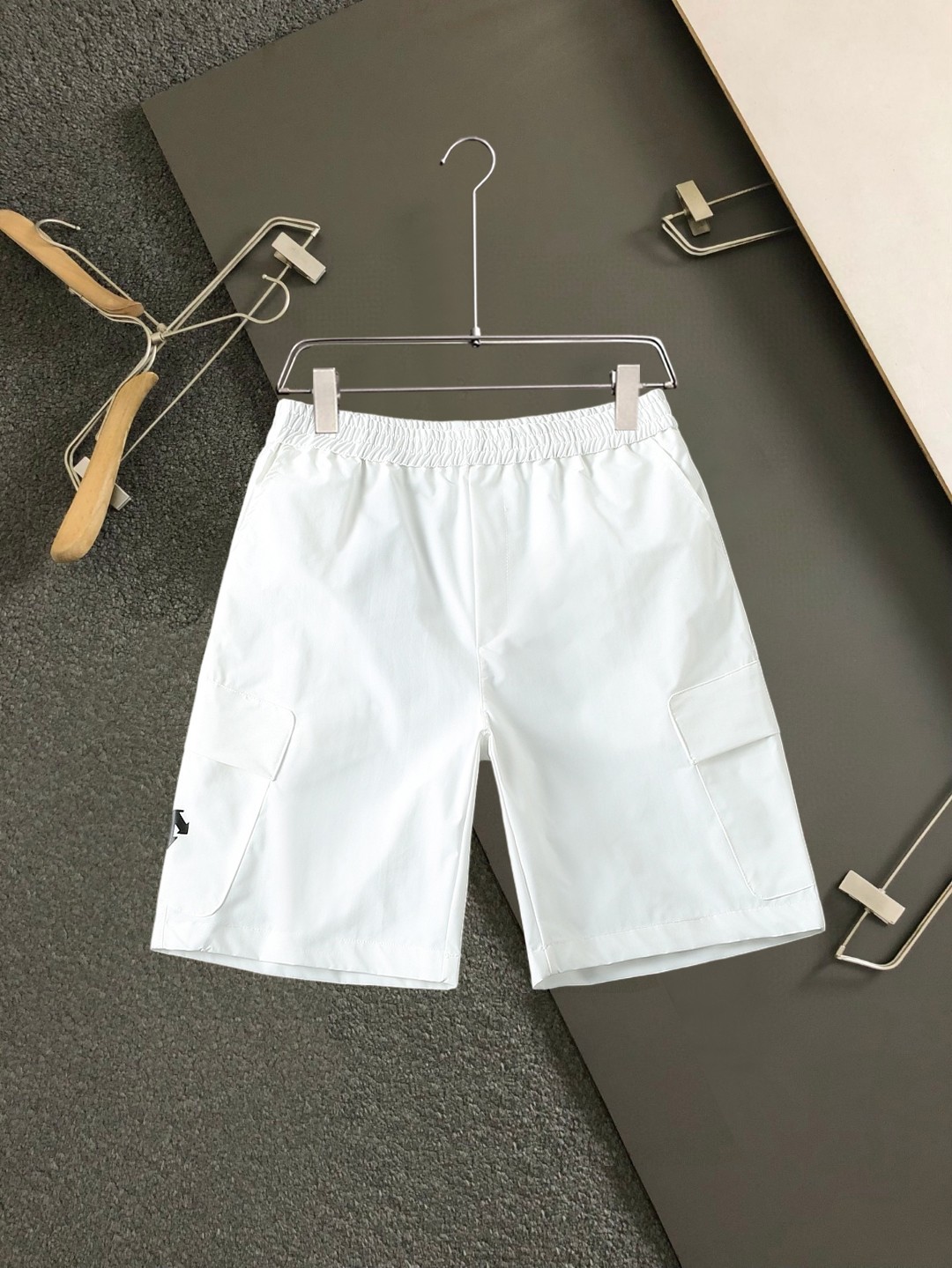 NO:859588,Descente's three-standard complete 2026 new summer men's casual shorts, advanced custom-made breathable fabrics, extremely breathable, elastic and comfortable, impeccable details, top-grade accessories, original logo design concept, delicate and soft feel!  The upper body fit is awesome!  Sizes M-XXXL, please state your height and weight when ordering,,shorts,19860909迪桑特 三标齐全 2026夏季新款男士休闲短裤,高级定制面料透气面料 透气弹力舒适度极高,细节无可挑剔,顶级辅料配备,原版logo设计理念,手感细腻柔软！上身版型超赞！尺码M-XXXL下单报身高体重,,shorts,,Men's clothing