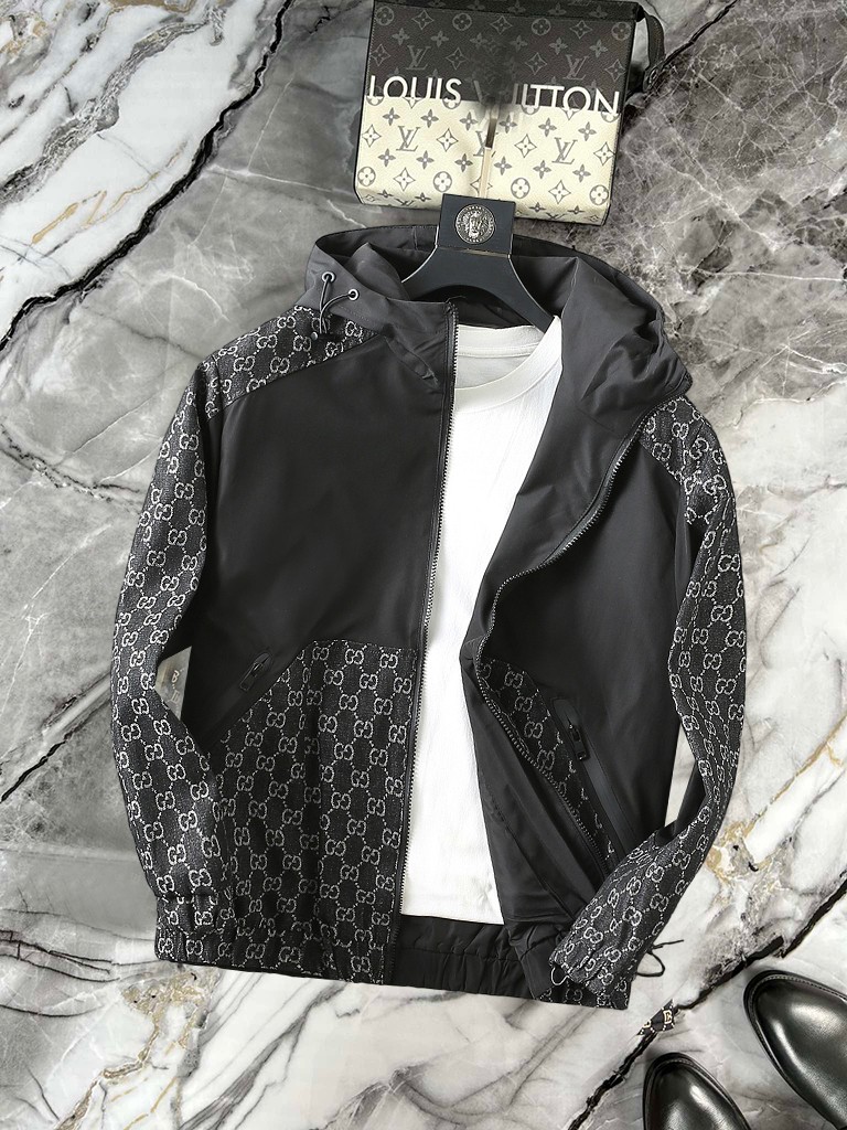 NO:951790,Gucci autumn 2026 latest fashion designer denim jacket. Every detail shows high-end craftsmanship. The design changes of structural tailoring show the diverse image changes of men. They are slim and neat, and tailored to meet the popular multi-layered wear. Versatile styles for life. Size M~3XL,,jackets & coats,jackets & coats,19860909古奇 秋款2026最新款时尚设计师款牛仔夹克外套.处处细节显工艺足够的高级 结构性剪裁的设计改变来展现男士多样的形象变化,修身利落、剪裁合体,满足时下正流行的多层次穿搭,生活百搭款式 码数M~3XL,,jackets & coats,jackets & coats,,Men's clothing