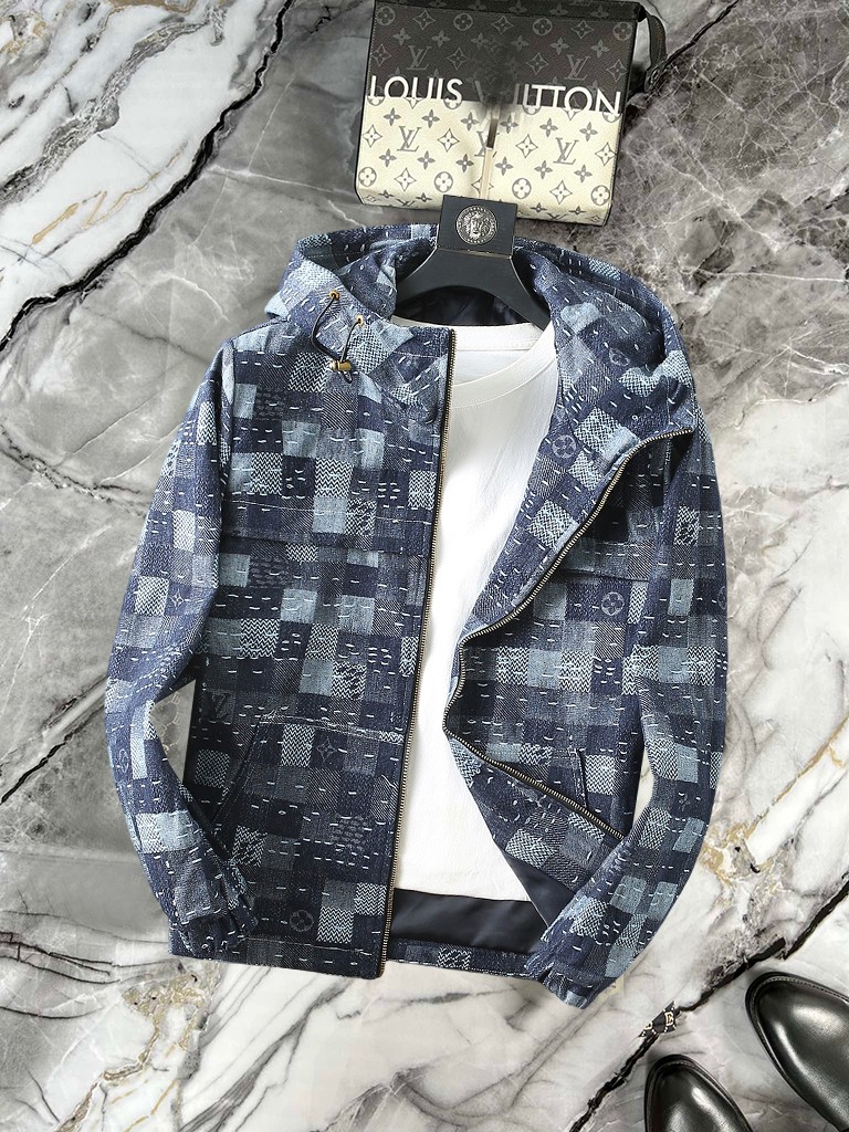 NO:951801,LV autumn 2026 latest fashion designer denim jacket. Every detail shows high-end craftsmanship. The design changes of structural tailoring show the diverse image changes of men. It is slim and neat, and tailored to meet the popular multi-layered wear. Versatile style for life. Size M~3XL,, louis vuitton, jackets & coats, jackets & coats,19860909LV 秋款2026最新款时尚设计师款牛仔夹克外套.处处细节显工艺足够的高级 结构性剪裁的设计改变来展现男士多样的形象变化,修身利落、剪裁合体,满足时下正流行的多层次穿搭,生活百搭款式 码数M~3XL,,louis vuitton,jackets & coats,jackets & coats,,Men's clothing