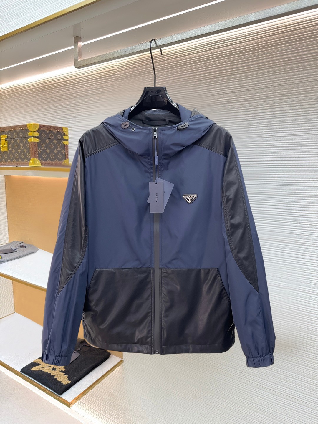NO:874699,New product Prada classic latest design 2026ss home new jacket, the new product on the show is in perfect condition, comfortable and warm, complete with three standards, full and attractive color, very outstanding design, easily upgrades the fashion sense, extremely elegant and rigorous workmanship, neat and meticulous wiring!  A masterpiece from a famous designer!  The upper body does not look bloated and is super handsome!  Available sizes M ~ XXXL,,prada,jackets & coats,jackets & coats,19860909新品 普拉达 经典最新设计款 2026ss 家新款夹克外套,秀场新品品相非常完美,舒适保暖,三标齐全色泽饱满诱人,非常出彩的设计,轻松将时髦感进阶,做工极为考究严谨,走线工整细致！大牌设计师巨作！上身不显臃肿、超级帅气！现货码数M ～ XXXL,,prada,jackets & coats,jackets & coats,,Men's clothing