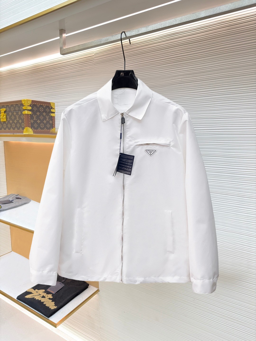 NO:874711,New product Prada classic latest design 2026ss home new jacket, the new product on the show is in perfect condition, comfortable and warm, complete with three standards, full and attractive color, very outstanding design, easily upgrades the fashion sense, extremely elegant and rigorous workmanship, neat and meticulous wiring!  A masterpiece from a famous designer!  The upper body does not look bloated and is super handsome!  Available sizes M ~ XXXL,,prada,jackets & coats,jackets & coats,19860909新品 普拉达 经典最新设计款 2026ss 家新款夹克外套,秀场新品品相非常完美,舒适保暖,三标齐全色泽饱满诱人,非常出彩的设计,轻松将时髦感进阶,做工极为考究严谨,走线工整细致！大牌设计师巨作！上身不显臃肿、超级帅气！现货码数M ～ XXXL,,prada,jackets & coats,jackets & coats,,Men's clothing