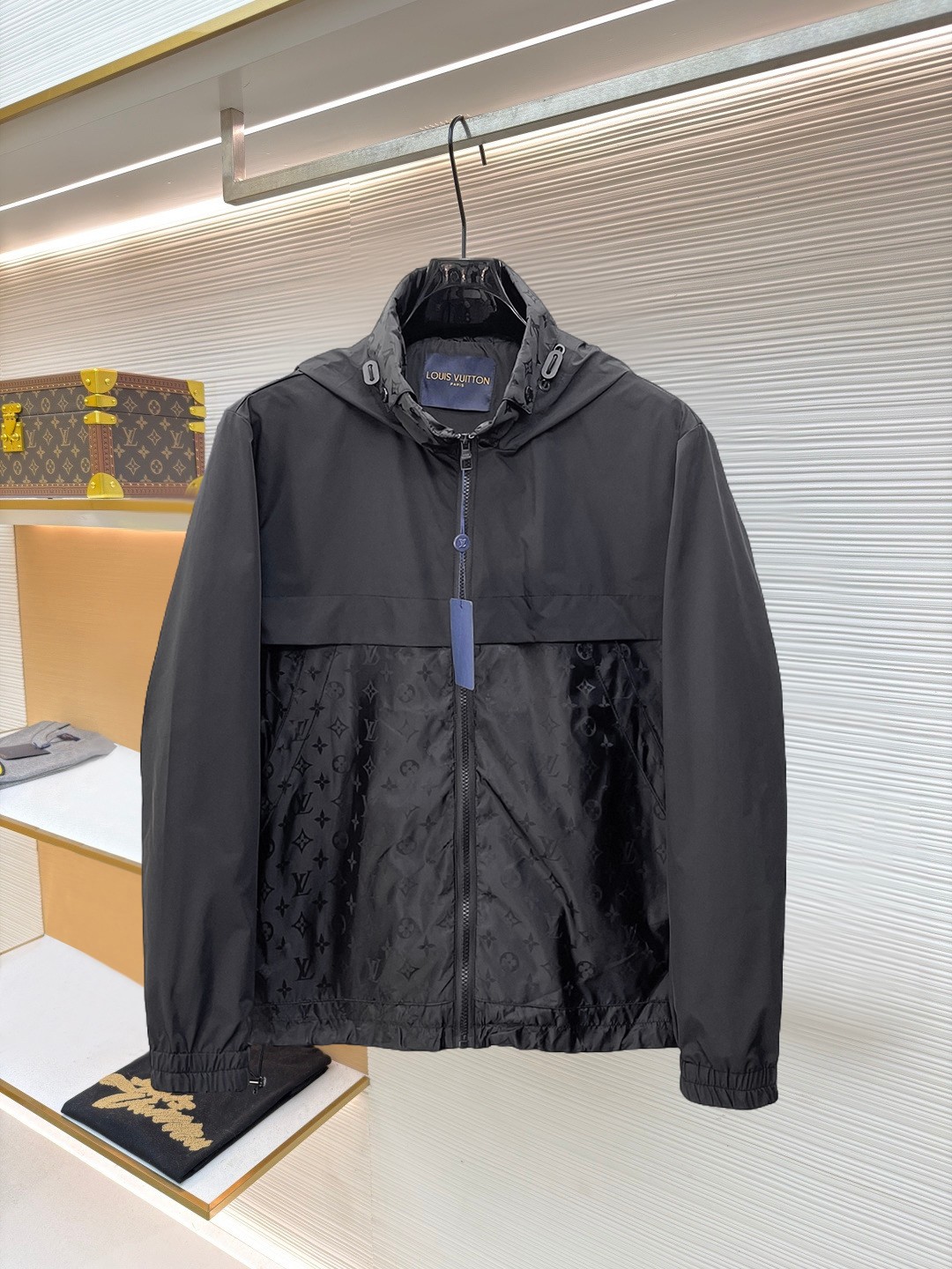 NO:874717,New product LV classic latest design 2026ss home new jacket, the new product on the show is in perfect condition, comfortable and warm, complete with three standards, full and attractive color, very outstanding design, easily upgrades the fashion sense, extremely elegant and rigorous workmanship, neat and meticulous wiring!  A masterpiece from a famous designer!  The upper body does not look bloated and is super handsome!  Available size M ~ XXXL,,louis vuitton,jackets & coats,jackets & coats,19860909新品 LV 经典最新设计款 2026ss 家新款夹克外套,秀场新品品相非常完美,舒适保暖,三标齐全色泽饱满诱人,非常出彩的设计,轻松将时髦感进阶,做工极为考究严谨,走线工整细致！大牌设计师巨作！上身不显臃肿、超级帅气！现货码数M ～ XXXL,,louis vuitton,jackets & coats,jackets & coats,,Men's clothing