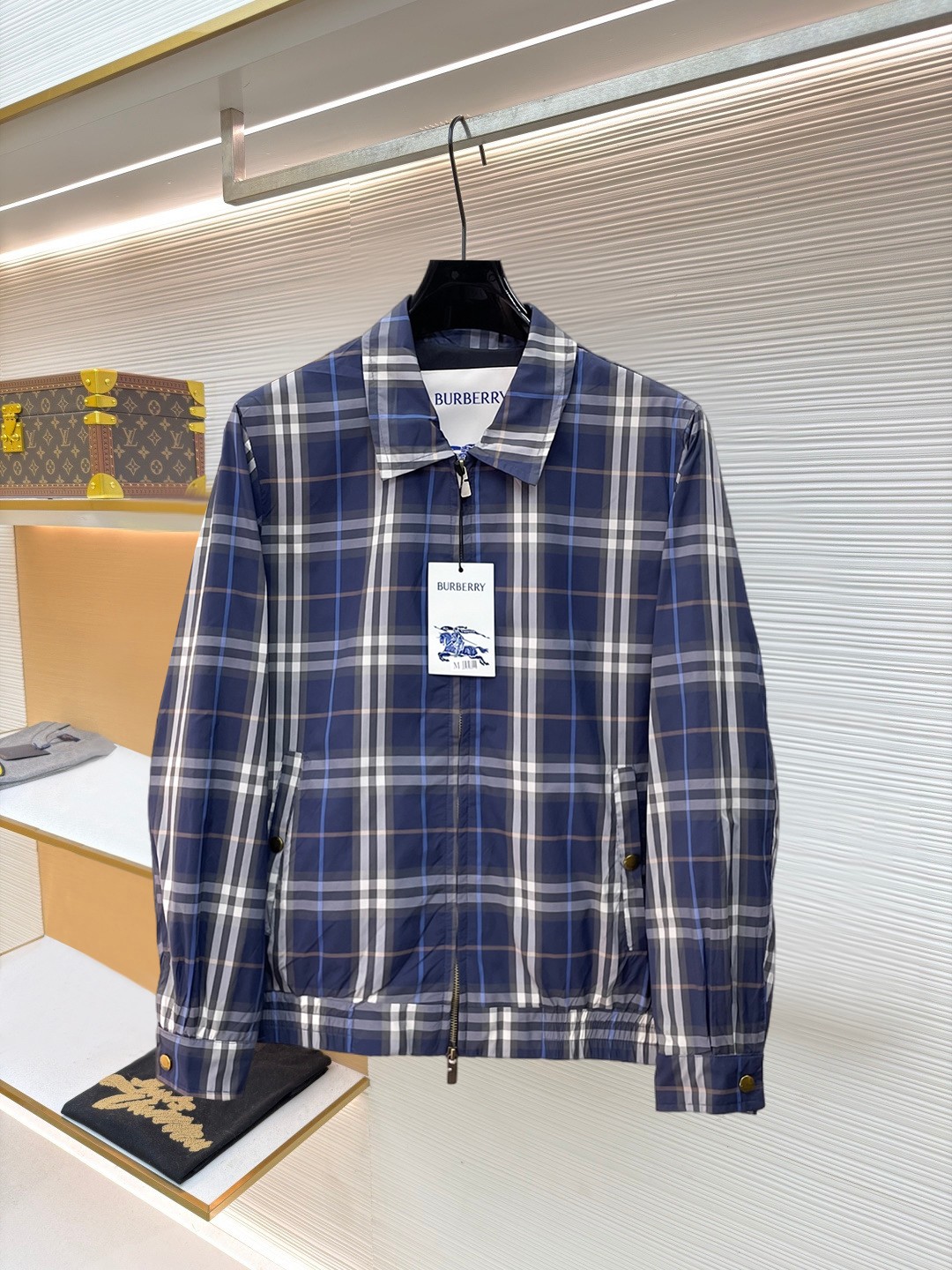 NO:874723,New product Burberry's latest classic design 2026ss home new jacket, the new product on the show is in perfect condition, comfortable and warm, complete with three labels, full and attractive color, very outstanding design, easily upgrades the fashion sense, extremely elegant and rigorous workmanship, neat and meticulous wiring!  A masterpiece from a famous designer!  The upper body does not look bloated and is super handsome!  Available size M ~ XXXL,,burberry,jackets & coats,jackets & coats,19860909新品 巴宝莉经典最新设计款 2026ss 家新款夹克外套,秀场新品品相非常完美,舒适保暖,三标齐全色泽饱满诱人,非常出彩的设计,轻松将时髦感进阶,做工极为考究严谨,走线工整细致！大牌设计师巨作！上身不显臃肿、超级帅气！现货码数M ～ XXXL,,burberry,jackets & coats,jackets & coats,,Men's clothing