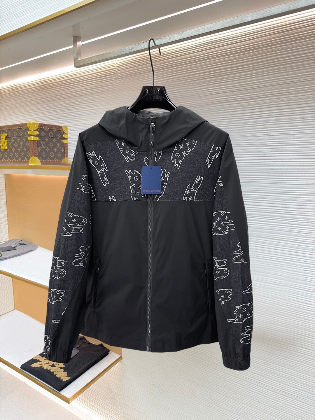 NO:874730,New product LV classic latest design 2026ss home new jacket, the new product on the show is in perfect condition, comfortable and warm, complete with three standards, full and attractive color, very outstanding design, easily upgrades the fashion sense, extremely elegant and rigorous workmanship, neat and meticulous wiring!  A masterpiece from a famous designer!  The upper body does not look bloated and is super handsome!  Available size M ~ XXXL,,louis vuitton,jackets & coats,jackets & coats,19860909新品 LV 经典最新设计款 2026ss 家新款夹克外套,秀场新品品相非常完美,舒适保暖,三标齐全色泽饱满诱人,非常出彩的设计,轻松将时髦感进阶,做工极为考究严谨,走线工整细致！大牌设计师巨作！上身不显臃肿、超级帅气！现货码数M ～ XXXL,,louis vuitton,jackets & coats,jackets & coats,,Men's clothing