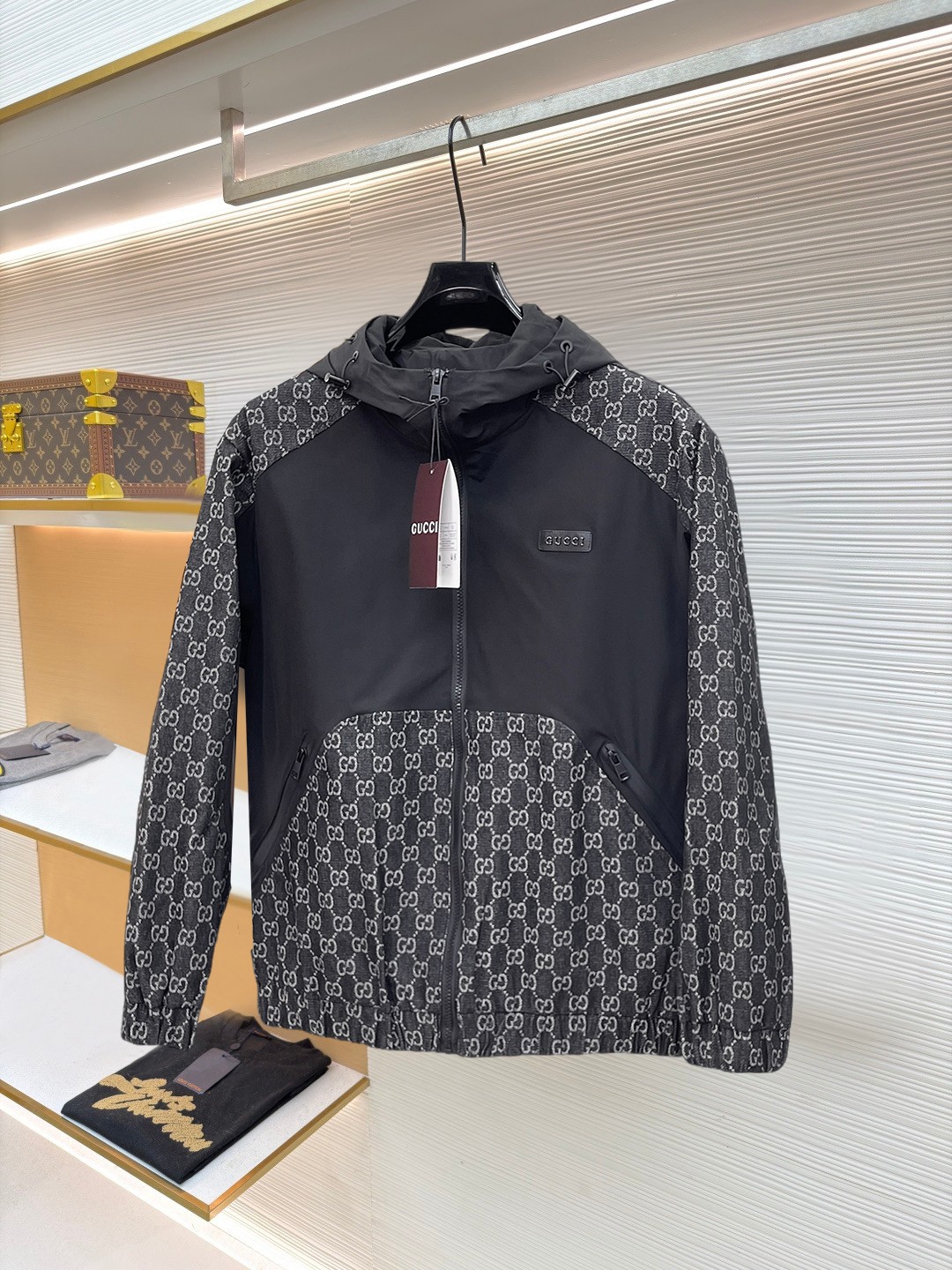 NO:874738,New product Gucci classic latest design 2026ss home new jacket, the new product on the show is in perfect condition, comfortable and warm, complete with three standards, full and attractive color, very outstanding design, easily upgrades the fashion sense, extremely elegant and rigorous workmanship, neat and meticulous wiring!  A masterpiece from a famous designer!  The upper body does not look bloated and is super handsome!  Available sizes M ~ XXXL,,jackets & coats,jackets & coats,19860909新品 古奇 经典最新设计款 2026ss 家新款夹克外套,秀场新品品相非常完美,舒适保暖,三标齐全色泽饱满诱人,非常出彩的设计,轻松将时髦感进阶,做工极为考究严谨,走线工整细致！大牌设计师巨作！上身不显臃肿、超级帅气！现货码数M ～ XXXL,,jackets & coats,jackets & coats,,Men's clothing