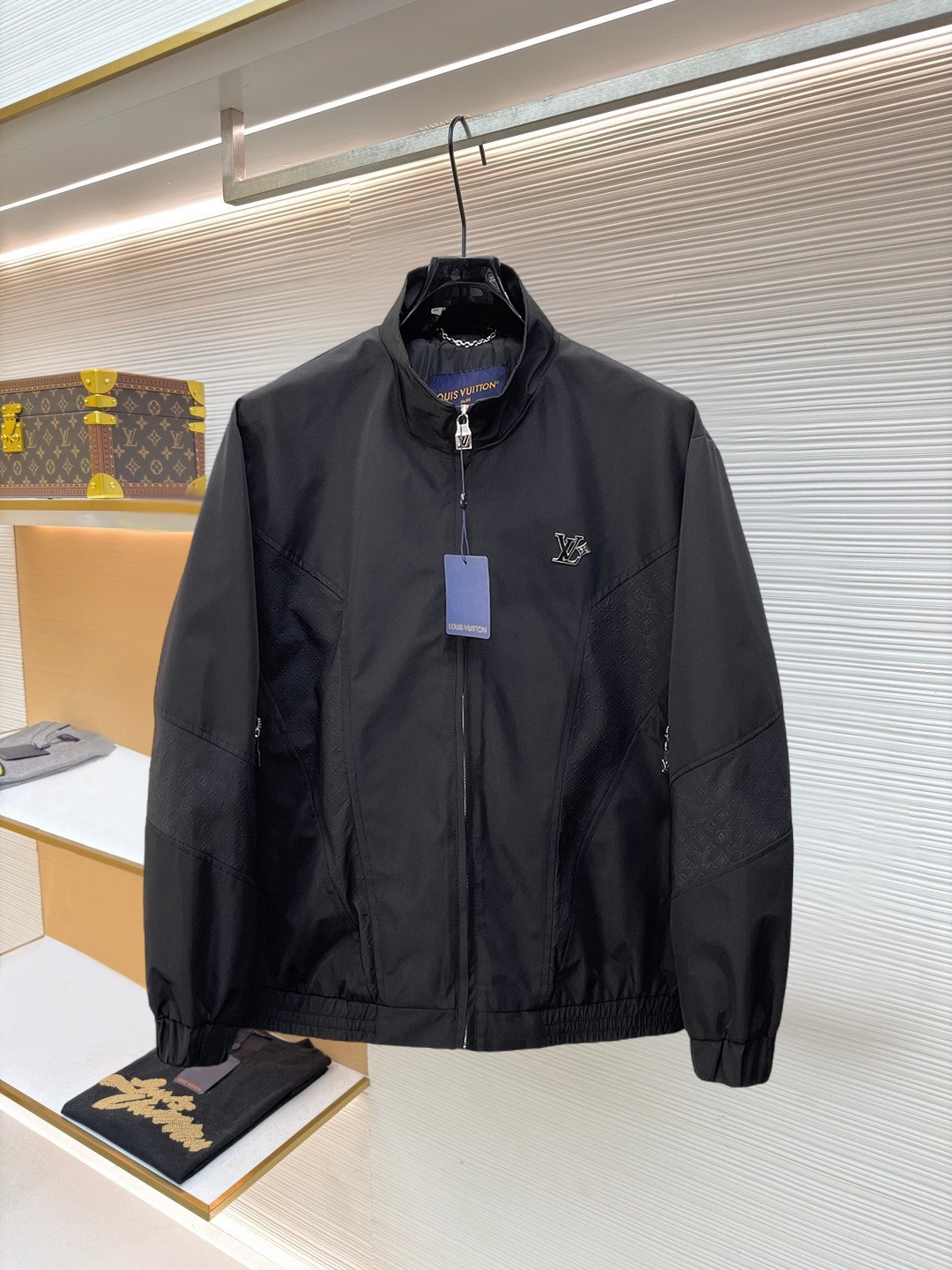 NO:874743,New product LV classic latest design 2026ss home new jacket, the new product on the show is in perfect condition, comfortable and warm, complete with three standards, full and attractive color, very outstanding design, easily upgrades the fashion sense, extremely elegant and rigorous workmanship, neat and meticulous wiring!  A masterpiece from a famous designer!  The upper body does not look bloated and is super handsome!  Available size M ~ XXXL,,louis vuitton,jackets & coats,jackets & coats,19860909新品 LV 经典最新设计款 2026ss 家新款夹克外套,秀场新品品相非常完美,舒适保暖,三标齐全色泽饱满诱人,非常出彩的设计,轻松将时髦感进阶,做工极为考究严谨,走线工整细致！大牌设计师巨作！上身不显臃肿、超级帅气！现货码数M ～ XXXL,,louis vuitton,jackets & coats,jackets & coats,,Men's clothing