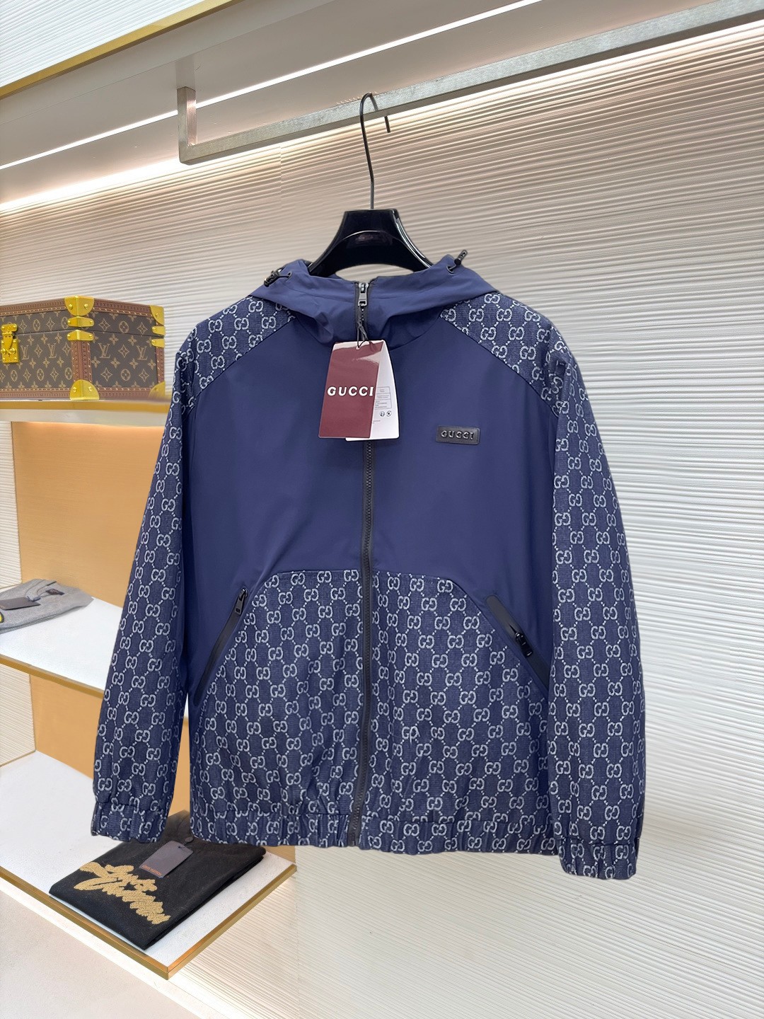 NO:874750,New product Gucci classic latest design 2026ss home new jacket, the new product on the show is in perfect condition, comfortable and warm, complete with three standards, full and attractive color, very outstanding design, easily upgrades the fashion sense, extremely elegant and rigorous workmanship, neat and meticulous wiring!  A masterpiece from a famous designer!  The upper body does not look bloated and is super handsome!  Available sizes M ~ XXXL,,jackets & coats,jackets & coats,19860909新品 古奇 经典最新设计款 2026ss 家新款夹克外套,秀场新品品相非常完美,舒适保暖,三标齐全色泽饱满诱人,非常出彩的设计,轻松将时髦感进阶,做工极为考究严谨,走线工整细致！大牌设计师巨作！上身不显臃肿、超级帅气！现货码数M ～ XXXL,,jackets & coats,jackets & coats,,Men's clothing
