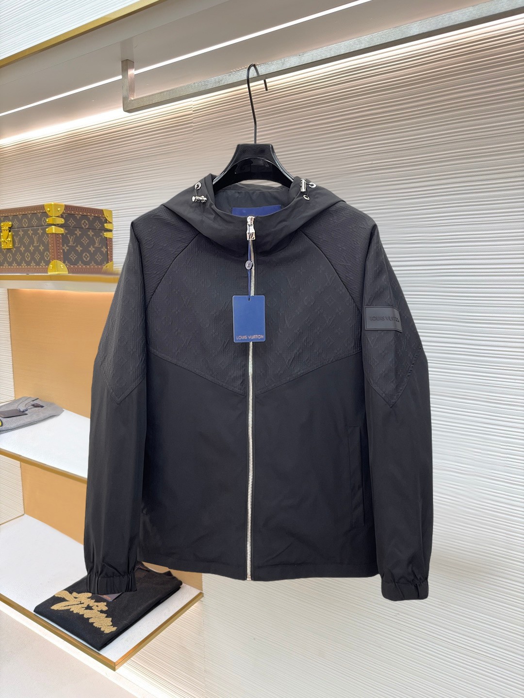 NO:874757,New product LV classic latest design 2026ss home new jacket, the new product on the show is in perfect condition, comfortable and warm, complete with three standards, full and attractive color, very outstanding design, easily upgrades the fashion sense, extremely elegant and rigorous workmanship, neat and meticulous wiring!  A masterpiece from a famous designer!  The upper body does not look bloated and is super handsome!  Available size M ~ XXXL,,louis vuitton,jackets & coats,jackets & coats,19860909新品 LV 经典最新设计款 2026ss 家新款夹克外套,秀场新品品相非常完美,舒适保暖,三标齐全色泽饱满诱人,非常出彩的设计,轻松将时髦感进阶,做工极为考究严谨,走线工整细致！大牌设计师巨作！上身不显臃肿、超级帅气！现货码数M ～ XXXL,,louis vuitton,jackets & coats,jackets & coats,,Men's clothing