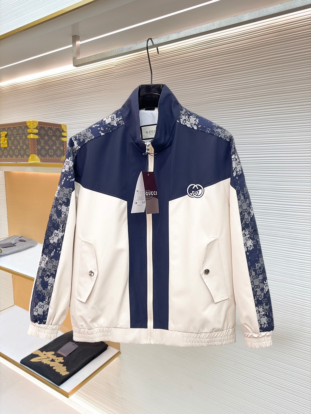 NO:874763,New product Gucci classic latest design 2026ss home new jacket, the new product on the show is in perfect condition, comfortable and warm, complete with three standards, full and attractive color, very outstanding design, easily upgrades the fashion sense, extremely elegant and rigorous workmanship, neat and meticulous wiring!  A masterpiece from a famous designer!  The upper body does not look bloated and is super handsome!  Available sizes M ~ XXXL,,jackets & coats,jackets & coats,19860909新品 古奇 经典最新设计款 2026ss 家新款夹克外套,秀场新品品相非常完美,舒适保暖,三标齐全色泽饱满诱人,非常出彩的设计,轻松将时髦感进阶,做工极为考究严谨,走线工整细致！大牌设计师巨作！上身不显臃肿、超级帅气！现货码数M ～ XXXL,,jackets & coats,jackets & coats,,Men's clothing