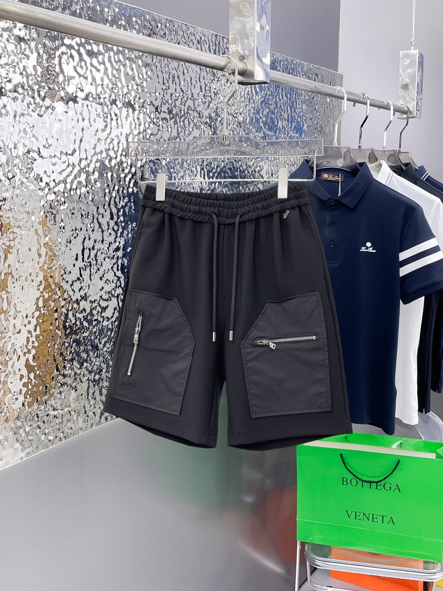 NO:841400,Prada's three-standard complete 2026 new summer men's casual shorts, advanced custom-made breathable fabrics, extremely breathable, elastic and comfortable, impeccable details, top-grade accessories, original logo design concept, delicate and soft feel!  The upper body fit is awesome!  Sizes M-XXXL, please state your height and weight when ordering, prada, shorts,19860909普拉达 三标齐全 2026夏季新款男士休闲短裤,高级定制面料透气面料 透气弹力舒适度极高,细节无可挑剔,顶级辅料配备,原版logo设计理念,手感细腻柔软！上身版型超赞！尺码M-XXXL下单报身高体重,,prada,shorts,,Men's clothing