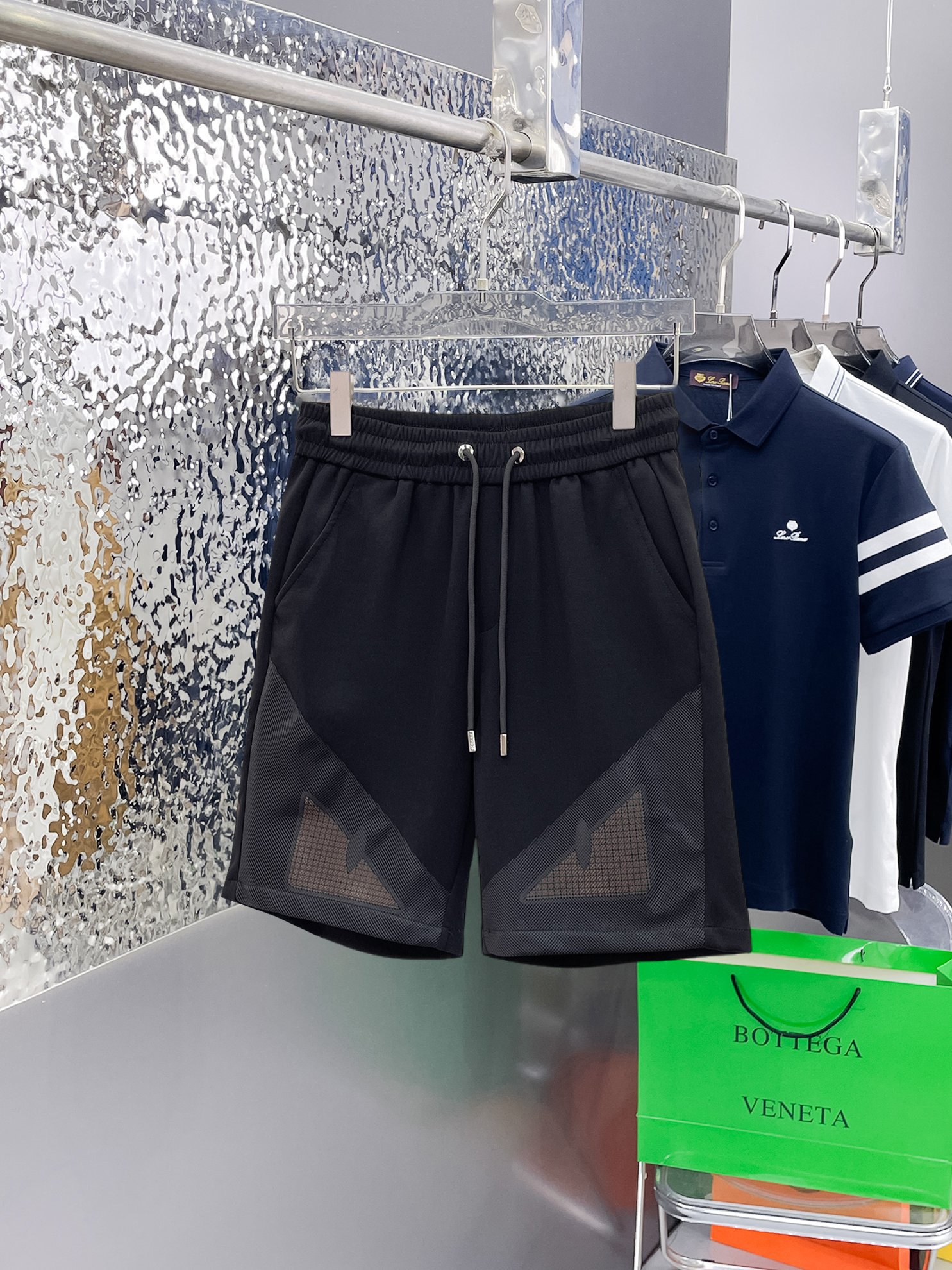 NO:841435,Fendi's three-standard complete 2026 new summer men's casual shorts, advanced custom-made breathable fabrics, extremely breathable, elastic and comfortable, impeccable details, top-grade accessories, original logo design concept, delicate and soft feel!  The upper body fit is awesome!  For sizes M-XXXL, please state your height and weight when placing an order, fendi, shorts,19860909芬迪 三标齐全 2026夏季新款男士休闲短裤,高级定制面料透气面料 透气弹力舒适度极高,细节无可挑剔,顶级辅料配备,原版logo设计理念,手感细腻柔软！上身版型超赞！尺码M-XXXL下单报身高体重,,fendi,shorts,,Men's clothing