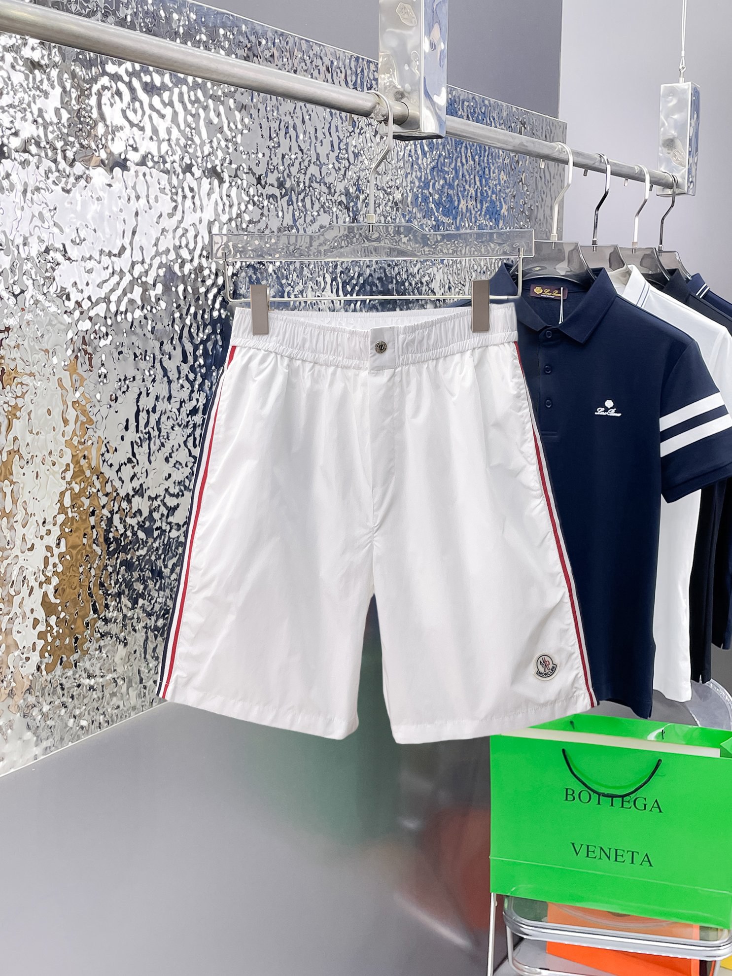 NO:841451,Mouth-mounted, complete with three standards, 2026 new summer men's casual shorts, advanced custom-made breathable fabrics, extremely breathable, elastic and comfortable, with impeccable details, top-grade accessories, original logo design concept, delicate and soft feel!  The upper body fit is awesome!  Sizes M-XXXL, please state your height and weight when ordering,,Moncler,shorts,19860909蒙口 三标齐全 2026夏季新款男士休闲短裤,高级定制面料透气面料 透气弹力舒适度极高,细节无可挑剔,顶级辅料配备,原版logo设计理念,手感细腻柔软！上身版型超赞！尺码M-XXXL下单报身高体重,,Moncler,shorts,,Men's clothing