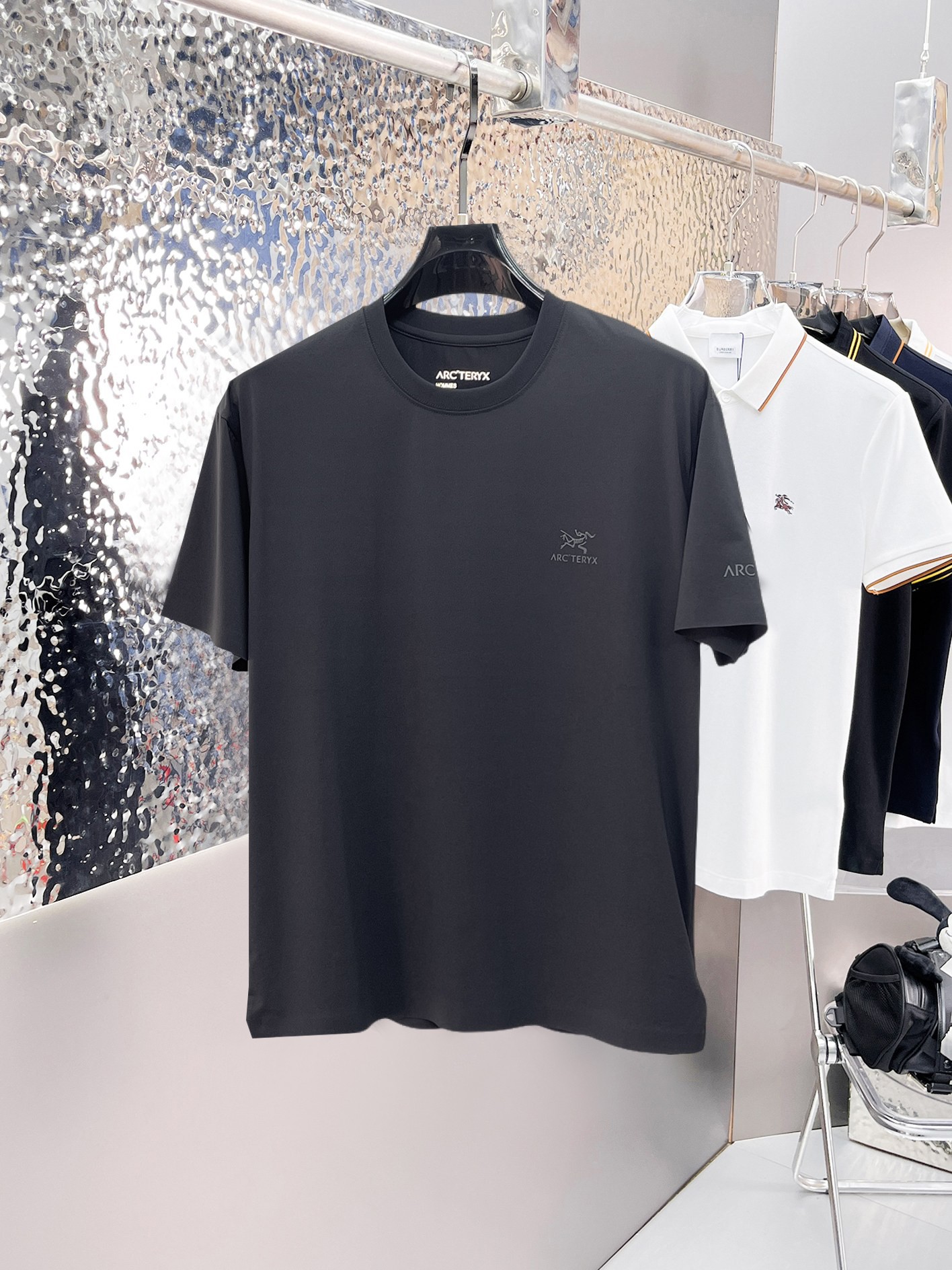 NO:841405,Arc'teryx's top products 2026 spring and summer new debut counter latest short-sleeved round neck T-shirt high-end custom design avant-garde fashion!  The brand logo is designed with heavy craftsmanship. High-end customized 260g fabric. Soft to the touch. Comfortable to wear. Exquisite stitching at the counter level. Fine workmanship. The upper body effect is incomparably handsome!  A must-have item for a stylish man!  Size M-XXXL,arc'teryx,T-shirt,tees,t-shirt,19860909始祖鸟 顶级货品2026春夏新款首发专柜最新款短袖圆领T恤 高端订制 设计前卫时尚！品牌logo重工艺设计 高端定制260克面料.手感柔软.穿着舒适.专柜级别精致车线.做工精细.上身效果无敌帅气！型男必备单品！码数M-XXXL,arc'teryx,T-shirt,tees，t-shirt,,Men's clothing