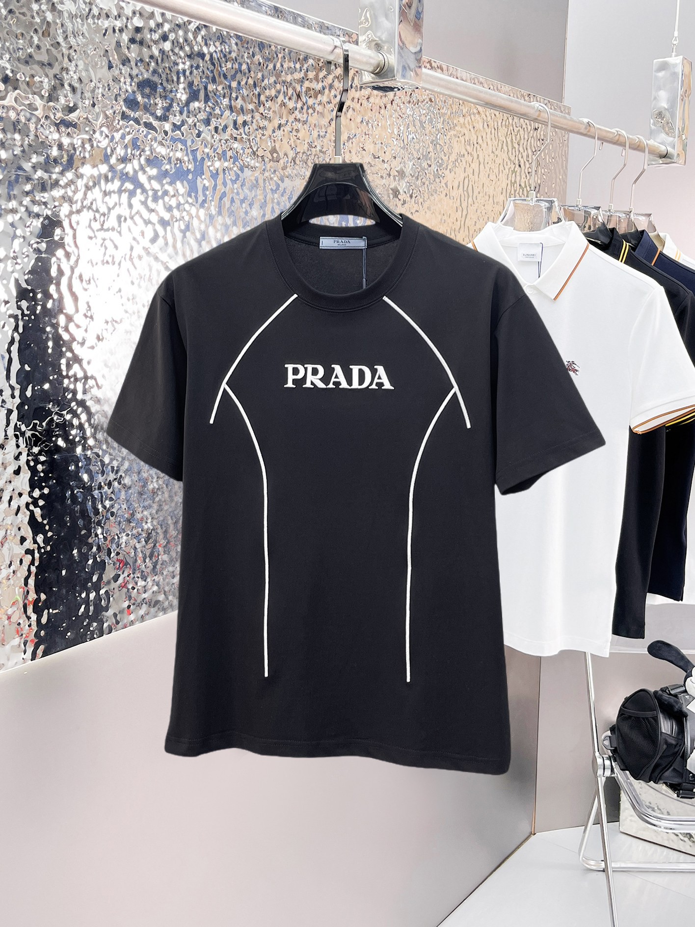 NO:841412,Prada's top products 2026 spring and summer new debut counter latest short-sleeved round neck T-shirt, high-end customization, avant-garde and fashionable design!  The brand logo is designed with heavy craftsmanship. High-end customized 260g fabric. Soft to the touch. Comfortable to wear. Exquisite stitching at the counter level. Fine workmanship. The upper body effect is incomparably handsome!  A must-have item for a stylish man!  Size M-XXXL,,prada,T-shirt,tees,t-shirt,19860909普拉达 顶级货品2026春夏新款首发专柜最新款短袖圆领T恤 高端订制 设计前卫时尚！品牌logo重工艺设计 高端定制260克面料.手感柔软.穿着舒适.专柜级别精致车线.做工精细.上身效果无敌帅气！型男必备单品！码数M-XXXL,,prada,T-shirt,tees，t-shirt,,Men's clothing