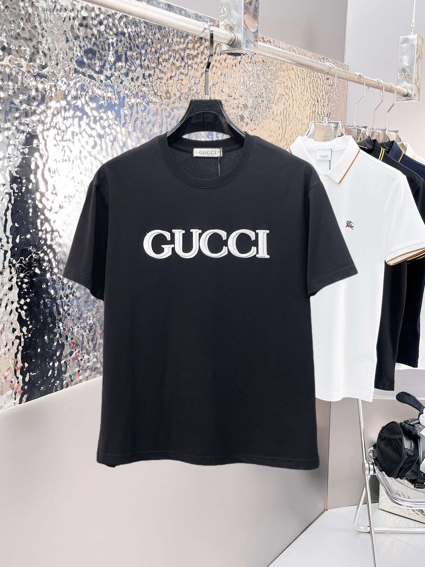 NO:841417,Gucci's top products 2026 spring and summer new debut counter, the latest short-sleeved round neck T-shirt, high-end customization, avant-garde and fashionable design!  The brand logo is designed with heavy craftsmanship. High-end customized 260g fabric. Soft to the touch. Comfortable to wear. Exquisite stitching at the counter level. Fine workmanship. The upper body effect is incomparably handsome!  A must-have item for a stylish man!  Size M-XXXL,,T-shirt,tees,t-shirt,19860909古奇顶级货品2026春夏新款首发专柜最新款短袖圆领T恤 高端订制 设计前卫时尚！品牌logo重工艺设计 高端定制260克面料.手感柔软.穿着舒适.专柜级别精致车线.做工精细.上身效果无敌帅气！型男必备单品！码数M-XXXL,,T-shirt,tees，t-shirt,,Men's clothing