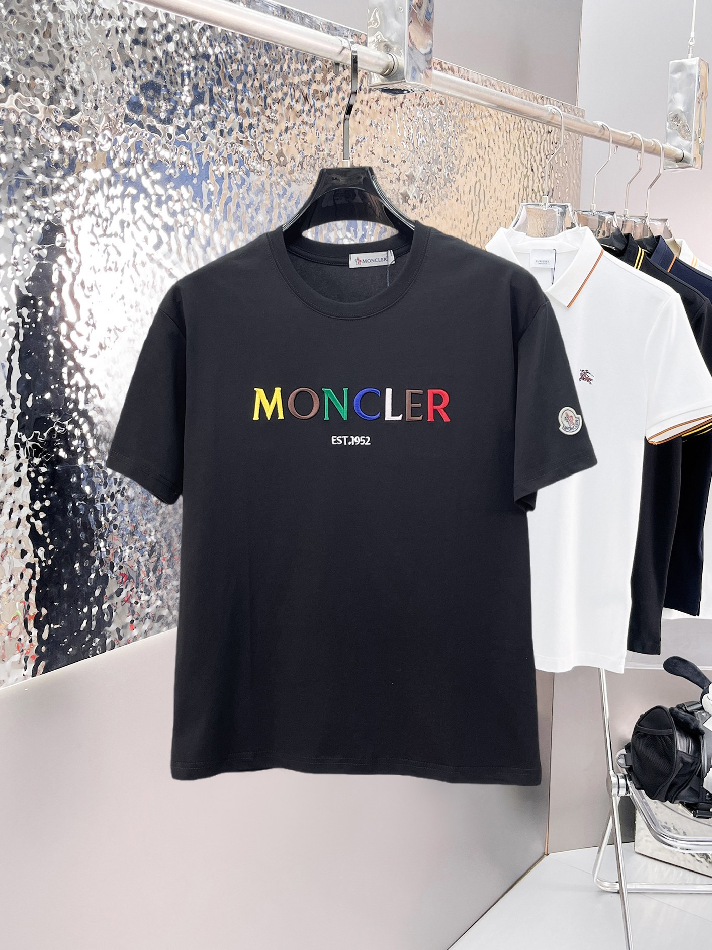 NO:841424,Mengkou's top products 2026 spring and summer new debut counter latest short-sleeved round neck T-shirt high-end custom design avant-garde fashion!  The brand logo is designed with heavy craftsmanship. High-end customized 260g fabric. Soft to the touch. Comfortable to wear. Exquisite stitching at the counter level. Fine workmanship. The upper body effect is incomparably handsome!  A must-have item for a stylish man!  Size M-XXXL,,Moncler,T-shirt,tees,t-shirt,19860909蒙口顶级货品2026春夏新款首发专柜最新款短袖圆领T恤 高端订制 设计前卫时尚！品牌logo重工艺设计 高端定制260克面料.手感柔软.穿着舒适.专柜级别精致车线.做工精细.上身效果无敌帅气！型男必备单品！码数M-XXXL,,Moncler,T-shirt,tees，t-shirt,,Men's clothing