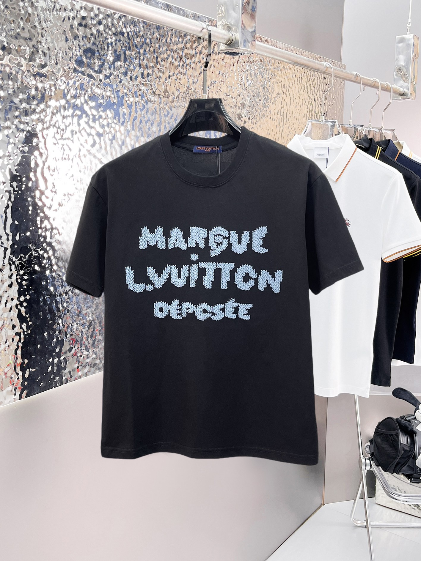 NO:841430,LV top products 2026 spring and summer new debut counter latest short-sleeved round neck T-shirt, high-end customization, avant-garde and fashionable design!  The brand logo is designed with heavy craftsmanship. High-end customized 260g fabric. Soft to the touch. Comfortable to wear. Exquisite stitching at the counter level. Fine workmanship. The upper body effect is incomparably handsome!  A must-have item for a stylish man!  Size M-XXXL,,louis vuitton,T-shirt,tees,t-shirt,19860909LV 顶级货品2026春夏新款首发专柜最新款短袖圆领T恤 高端订制 设计前卫时尚！品牌logo重工艺设计 高端定制260克面料.手感柔软.穿着舒适.专柜级别精致车线.做工精细.上身效果无敌帅气！型男必备单品！码数M-XXXL,,louis vuitton,T-shirt,tees，t-shirt,,Men's clothing
