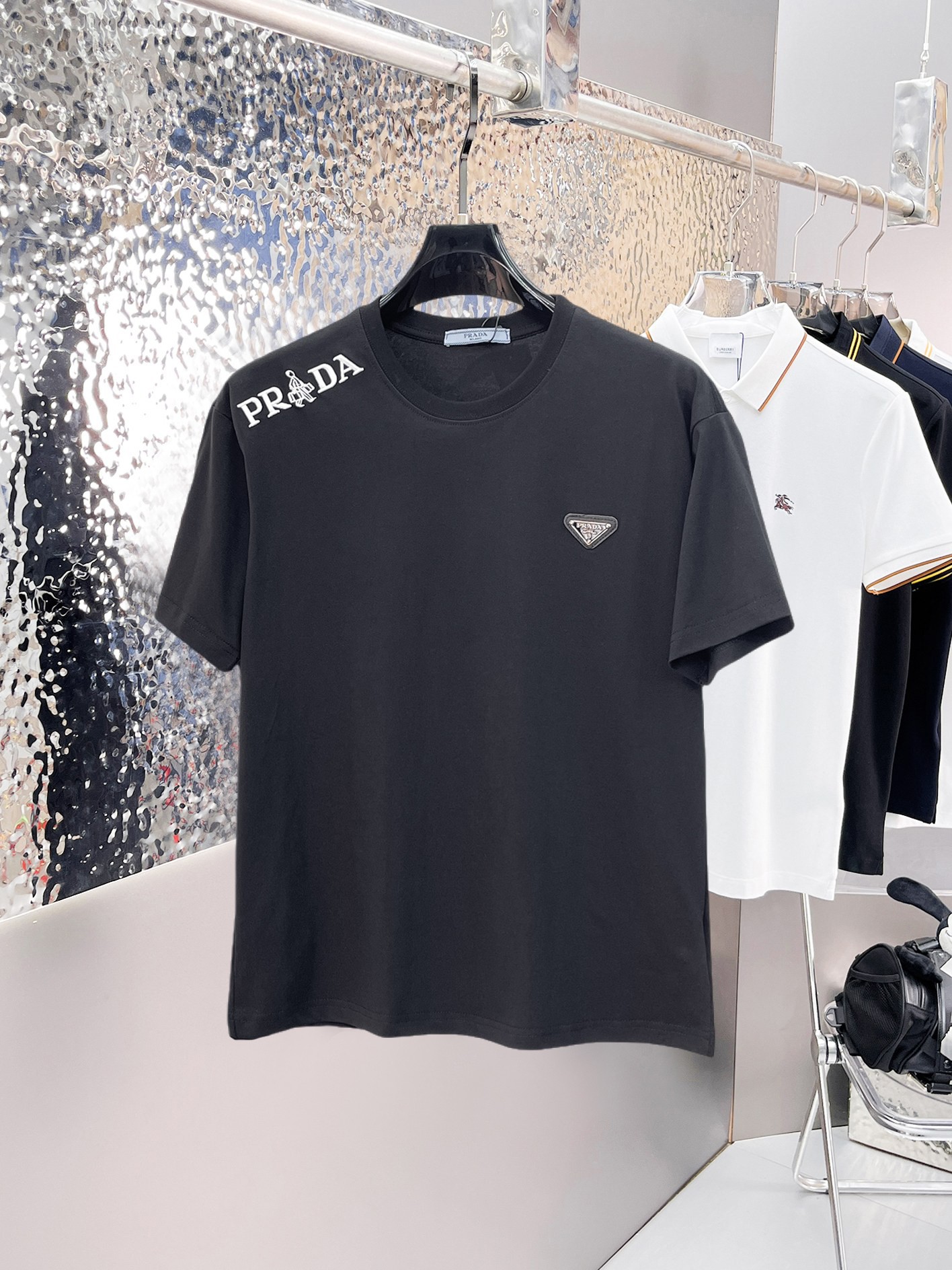 NO:841436,Prada's top products 2026 spring and summer new debut counter latest short-sleeved round neck T-shirt, high-end customization, avant-garde and fashionable design!  The brand logo is designed with heavy craftsmanship. High-end customized 260g fabric. Soft to the touch. Comfortable to wear. Exquisite stitching at the counter level. Fine workmanship. The upper body effect is incomparably handsome!  A must-have item for a stylish man!  Size M-XXXL,,prada,T-shirt,tees,t-shirt,19860909普拉达 顶级货品2026春夏新款首发专柜最新款短袖圆领T恤 高端订制 设计前卫时尚！品牌logo重工艺设计 高端定制260克面料.手感柔软.穿着舒适.专柜级别精致车线.做工精细.上身效果无敌帅气！型男必备单品！码数M-XXXL,,prada,T-shirt,tees，t-shirt,,Men's clothing