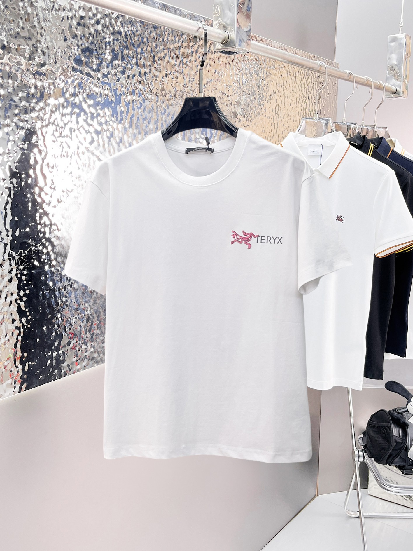 NO:841385,Arc'teryx's top products 2026 spring and summer new debut counter latest short-sleeved round neck T-shirt high-end custom design avant-garde fashion!  The brand logo is designed with heavy craftsmanship. High-end customized 260g fabric. Soft to the touch. Comfortable to wear. Exquisite stitching at the counter level. Fine workmanship. The upper body effect is incomparably handsome!  A must-have item for a stylish man!  Size M-XXXL,arc'teryx,T-shirt,tees,t-shirt,19860909始祖鸟 顶级货品2026春夏新款首发专柜最新款短袖圆领T恤 高端订制 设计前卫时尚！品牌logo重工艺设计 高端定制260克面料.手感柔软.穿着舒适.专柜级别精致车线.做工精细.上身效果无敌帅气！型男必备单品！码数M-XXXL,arc'teryx,T-shirt,tees，t-shirt,,Men's clothing