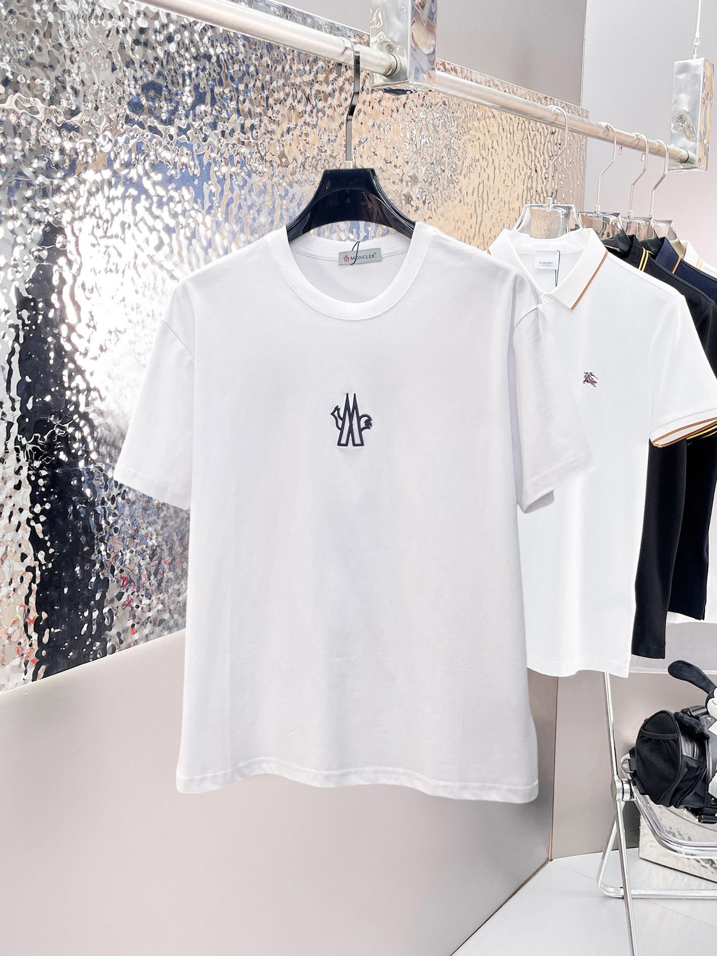 NO:841390,Mengkou's top products 2026 spring and summer new debut counter latest short-sleeved round neck T-shirt, high-end custom design, avant-garde and fashionable!  The brand logo is designed with heavy craftsmanship. High-end customized 260g fabric. Soft to the touch. Comfortable to wear. Exquisite stitching at the counter level. Fine workmanship. The upper body effect is incomparably handsome!  A must-have item for a stylish man!  Size M-XXXL,,Moncler,T-shirt,tees,t-shirt,19860909蒙口 顶级货品2026春夏新款首发专柜最新款短袖圆领T恤 高端订制 设计前卫时尚！品牌logo重工艺设计 高端定制260克面料.手感柔软.穿着舒适.专柜级别精致车线.做工精细.上身效果无敌帅气！型男必备单品！码数M-XXXL,,Moncler,T-shirt,tees，t-shirt,,Men's clothing