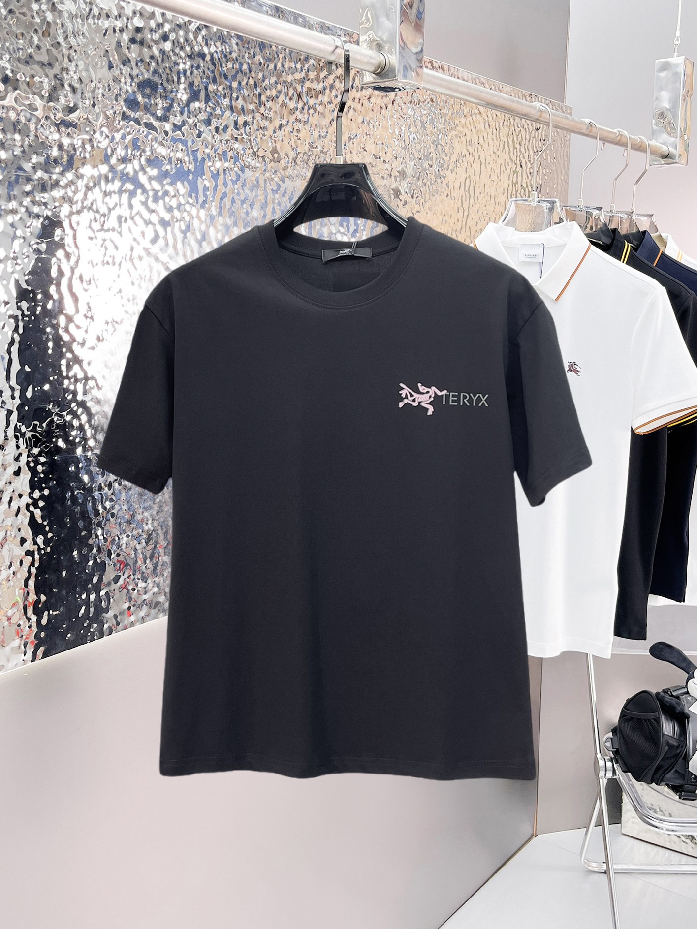 NO:841395,Arc'teryx's top products 2026 spring and summer new debut counter latest short-sleeved round neck T-shirt high-end custom design avant-garde fashion!  The brand logo is designed with heavy craftsmanship. High-end customized 260g fabric. Soft to the touch. Comfortable to wear. Exquisite stitching at the counter level. Fine workmanship. The upper body effect is incomparably handsome!  A must-have item for a stylish man!  Size M-XXXL,arc'teryx,T-shirt,tees,t-shirt,19860909始祖鸟 顶级货品2026春夏新款首发专柜最新款短袖圆领T恤 高端订制 设计前卫时尚！品牌logo重工艺设计 高端定制260克面料.手感柔软.穿着舒适.专柜级别精致车线.做工精细.上身效果无敌帅气！型男必备单品！码数M-XXXL,arc'teryx,T-shirt,tees，t-shirt,,Men's clothing