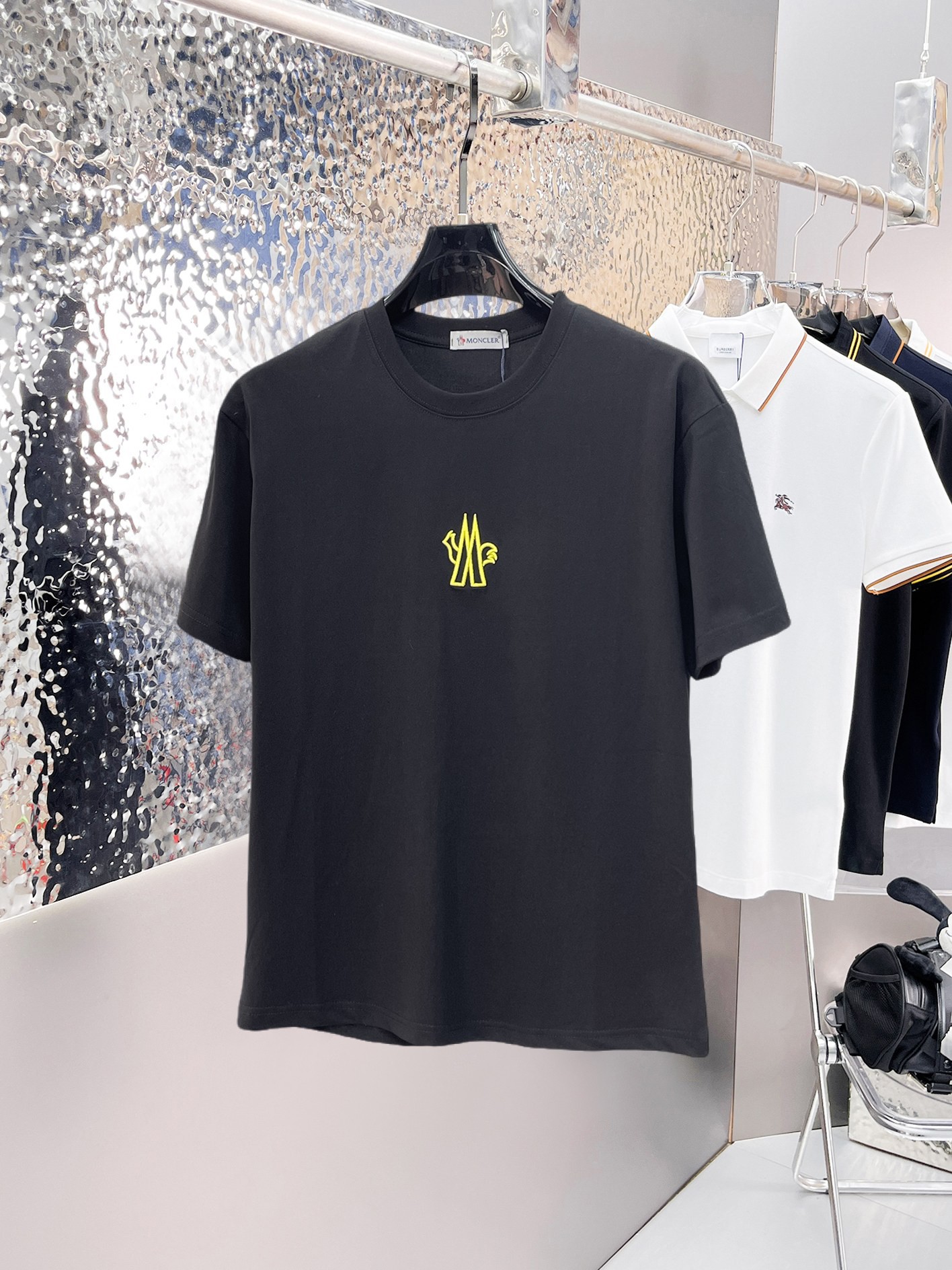 NO:841401,Mengkou's top products 2026 spring and summer new debut counter latest short-sleeved round neck T-shirt, high-end custom design, avant-garde and fashionable!  The brand logo is designed with heavy craftsmanship. High-end customized 260g fabric. Soft to the touch. Comfortable to wear. Exquisite stitching at the counter level. Fine workmanship. The upper body effect is incomparably handsome!  A must-have item for a stylish man!  Size M-XXXL,,Moncler,T-shirt,tees,t-shirt,19860909蒙口 顶级货品2026春夏新款首发专柜最新款短袖圆领T恤 高端订制 设计前卫时尚！品牌logo重工艺设计 高端定制260克面料.手感柔软.穿着舒适.专柜级别精致车线.做工精细.上身效果无敌帅气！型男必备单品！码数M-XXXL,,Moncler,T-shirt,tees，t-shirt,,Men's clothing