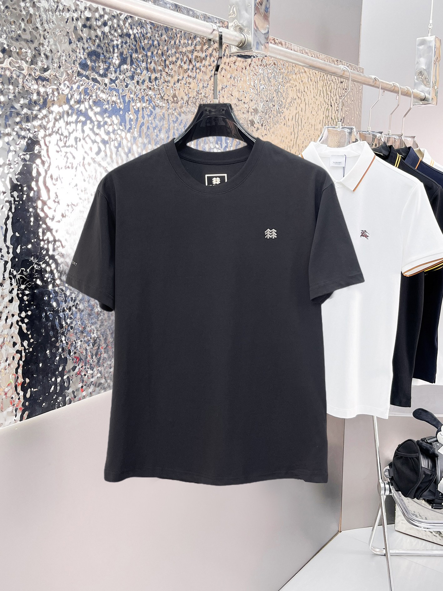 NO:841413,Kolon's top products 2026 spring and summer new debut counter latest short-sleeved round neck T-shirt high-end custom design avant-garde fashion!  The brand logo is designed with heavy craftsmanship. High-end customized 260g fabric. Soft to the touch. Comfortable to wear. Exquisite stitching at the counter level. Fine workmanship. The upper body effect is incomparably handsome!  A must-have item for a stylish man!  Size M-XXXL,,T-shirt,tees,t-shirt,19860909可隆顶级货品2026春夏新款首发专柜最新款短袖圆领T恤 高端订制 设计前卫时尚！品牌logo重工艺设计 高端定制260克面料.手感柔软.穿着舒适.专柜级别精致车线.做工精细.上身效果无敌帅气！型男必备单品！码数M-XXXL,,T-shirt,tees，t-shirt,,Men's clothing