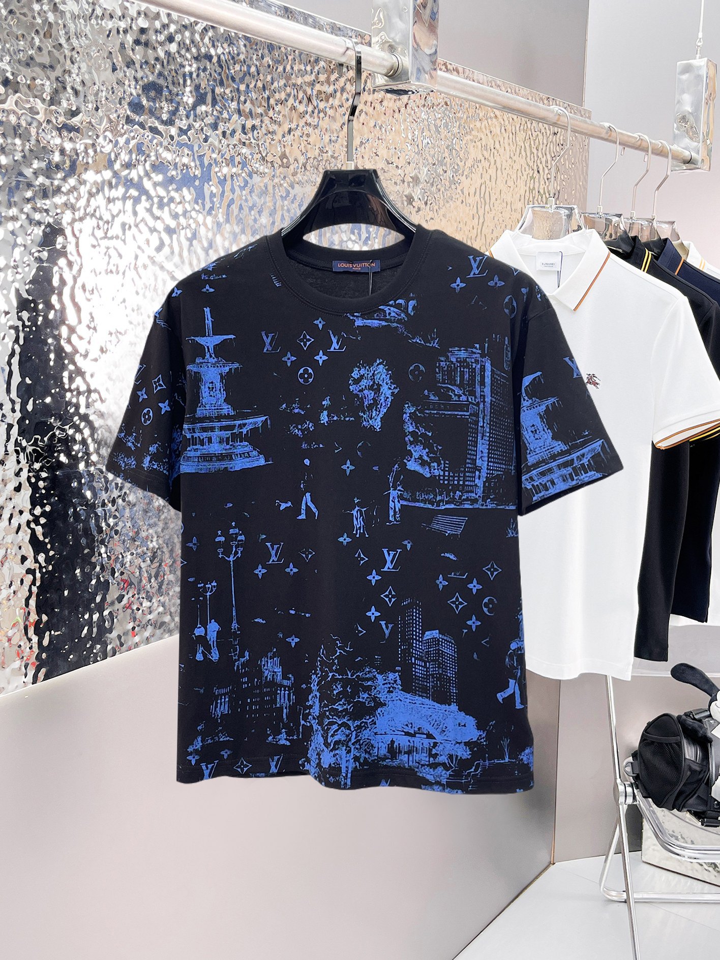 NO:841419,LV top products 2026 spring and summer new debut counter latest short-sleeved round neck T-shirt, high-end customization, avant-garde and fashionable design!  The brand logo is designed with heavy craftsmanship. High-end customized 260g fabric. Soft to the touch. Comfortable to wear. Exquisite stitching at the counter level. Fine workmanship. The upper body effect is incomparably handsome!  A must-have item for a stylish man!  Size M-XXXL,,louis vuitton,T-shirt,tees,t-shirt,19860909LV顶级货品2026春夏新款首发专柜最新款短袖圆领T恤 高端订制 设计前卫时尚！品牌logo重工艺设计 高端定制260克面料.手感柔软.穿着舒适.专柜级别精致车线.做工精细.上身效果无敌帅气！型男必备单品！码数M-XXXL,,louis vuitton,T-shirt,tees，t-shirt,,Men's clothing