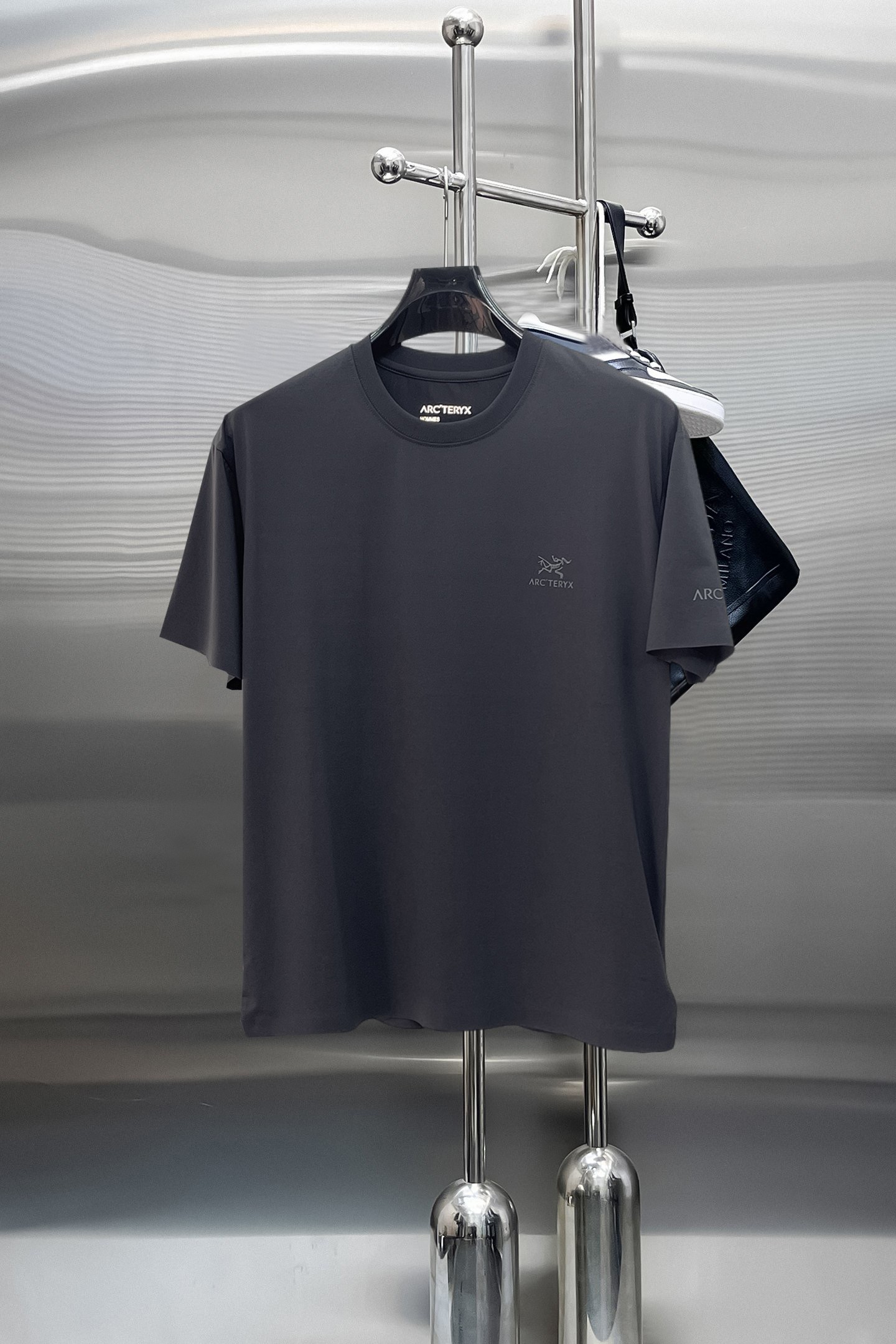 NO:844036,Arc'teryx's top products 2026 spring and summer new debut counter latest short-sleeved round neck T-shirt high-end custom design avant-garde fashion!  The brand logo is designed with heavy craftsmanship. High-end customized 260g fabric. Soft to the touch. Comfortable to wear. Exquisite stitching at the counter level. Fine workmanship. The upper body effect is incomparably handsome!  A must-have item for a stylish man!  Size M-XXXL,arc'teryx,T-shirt,tees,t-shirt,19860909始祖鸟 顶级货品2026春夏新款首发专柜最新款短袖圆领T恤 高端订制 设计前卫时尚！品牌logo重工艺设计 高端定制260克面料.手感柔软.穿着舒适.专柜级别精致车线.做工精细.上身效果无敌帅气！型男必备单品！码数M-XXXL,arc'teryx,T-shirt,tees，t-shirt,,Men's clothing