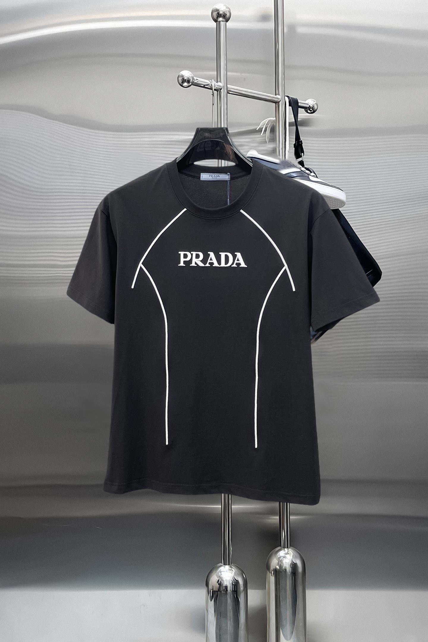 NO:844040,Prada's top products 2026 spring and summer new debut counter latest short-sleeved round neck T-shirt, high-end customization, avant-garde and fashionable design!  The brand logo is designed with heavy craftsmanship. High-end customized 260g fabric. Soft to the touch. Comfortable to wear. Exquisite stitching at the counter level. Fine workmanship. The upper body effect is incomparably handsome!  A must-have item for a stylish man!  Size M-XXXL,,prada,T-shirt,tees,t-shirt,19860909普拉达 顶级货品2026春夏新款首发专柜最新款短袖圆领T恤 高端订制 设计前卫时尚！品牌logo重工艺设计 高端定制260克面料.手感柔软.穿着舒适.专柜级别精致车线.做工精细.上身效果无敌帅气！型男必备单品！码数M-XXXL,,prada,T-shirt,tees，t-shirt,,Men's clothing