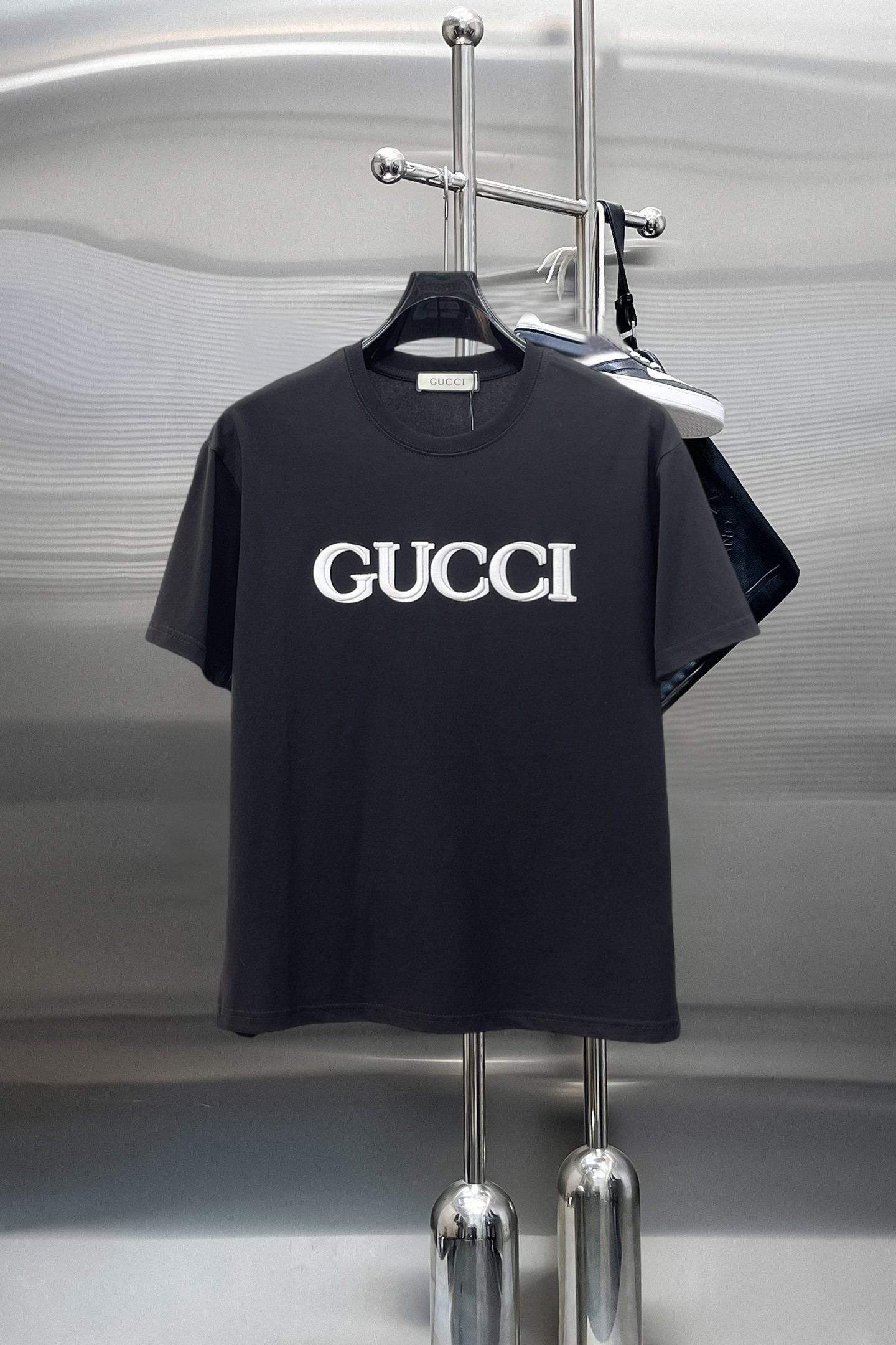 NO:844044,Gucci's top products 2026 spring and summer new debut counter latest short-sleeved round neck T-shirt, high-end custom design, avant-garde and fashionable!  The brand logo is designed with heavy craftsmanship. High-end customized 260g fabric. Soft to the touch. Comfortable to wear. Exquisite stitching at the counter level. Fine workmanship. The upper body effect is incomparably handsome!  A must-have item for a stylish man!  Size M-XXXL,,T-shirt,tees,t-shirt,19860909古奇 顶级货品2026春夏新款首发专柜最新款短袖圆领T恤 高端订制 设计前卫时尚！品牌logo重工艺设计 高端定制260克面料.手感柔软.穿着舒适.专柜级别精致车线.做工精细.上身效果无敌帅气！型男必备单品！码数M-XXXL,,T-shirt,tees，t-shirt,,Men's clothing