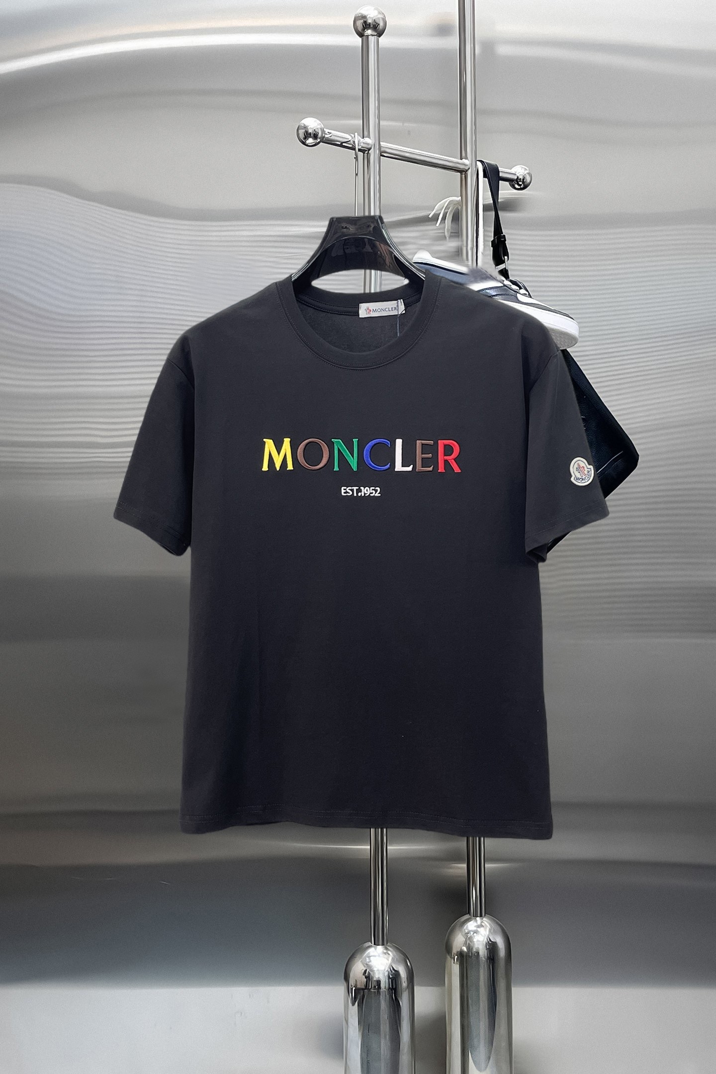 NO:844048,Mengkou's top products 2026 spring and summer new debut counter latest short-sleeved round neck T-shirt, high-end custom design, avant-garde and fashionable!  The brand logo is designed with heavy craftsmanship. High-end customized 260g fabric. Soft to the touch. Comfortable to wear. Exquisite stitching at the counter level. Fine workmanship. The upper body effect is incomparably handsome!  A must-have item for a stylish man!  Size M-XXXL,,Moncler,T-shirt,tees,t-shirt,19860909蒙口 顶级货品2026春夏新款首发专柜最新款短袖圆领T恤 高端订制 设计前卫时尚！品牌logo重工艺设计 高端定制260克面料.手感柔软.穿着舒适.专柜级别精致车线.做工精细.上身效果无敌帅气！型男必备单品！码数M-XXXL,,Moncler,T-shirt,tees，t-shirt,,Men's clothing