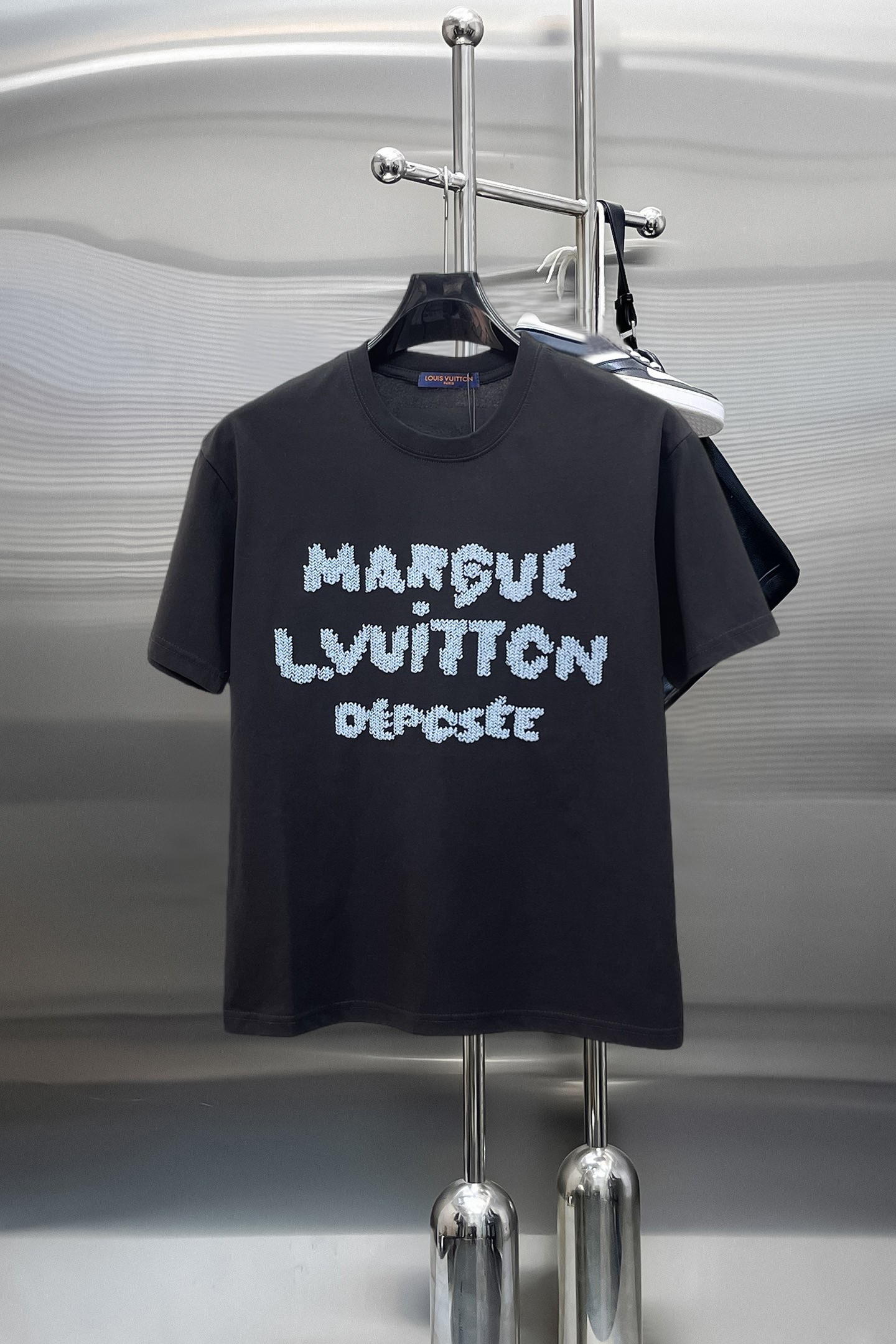 NO:844051,LV top products 2026 spring and summer new debut counter latest short-sleeved round neck T-shirt, high-end customization, avant-garde and fashionable design!  The brand logo is designed with heavy craftsmanship. High-end customized 260g fabric. Soft to the touch. Comfortable to wear. Exquisite stitching at the counter level. Fine workmanship. The upper body effect is incomparably handsome!  A must-have item for a stylish man!  Size M-XXXL,,louis vuitton,T-shirt,tees,t-shirt,19860909LV 顶级货品2026春夏新款首发专柜最新款短袖圆领T恤 高端订制 设计前卫时尚！品牌logo重工艺设计 高端定制260克面料.手感柔软.穿着舒适.专柜级别精致车线.做工精细.上身效果无敌帅气！型男必备单品！码数M-XXXL,,louis vuitton,T-shirt,tees，t-shirt,,Men's clothing