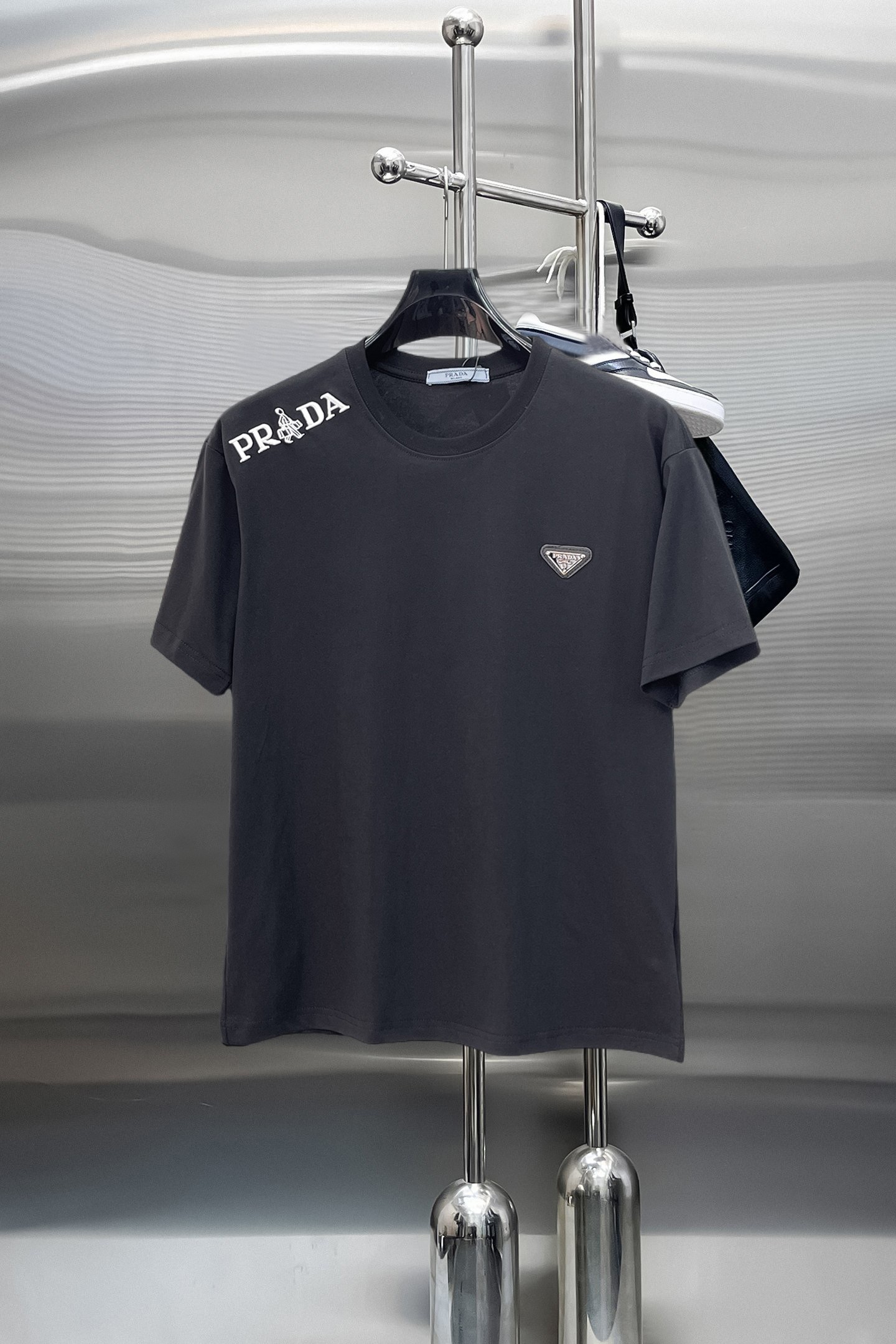 NO:844054,Prada's top products 2026 spring and summer new debut counter latest short-sleeved round neck T-shirt, high-end customization, avant-garde and fashionable design!  The brand logo is designed with heavy craftsmanship. High-end customized 260g fabric. Soft to the touch. Comfortable to wear. Exquisite stitching at the counter level. Fine workmanship. The upper body effect is incomparably handsome!  A must-have item for a stylish man!  Size M-XXXL,,prada,T-shirt,tees,t-shirt,19860909普拉达 顶级货品2026春夏新款首发专柜最新款短袖圆领T恤 高端订制 设计前卫时尚！品牌logo重工艺设计 高端定制260克面料.手感柔软.穿着舒适.专柜级别精致车线.做工精细.上身效果无敌帅气！型男必备单品！码数M-XXXL,,prada,T-shirt,tees，t-shirt,,Men's clothing