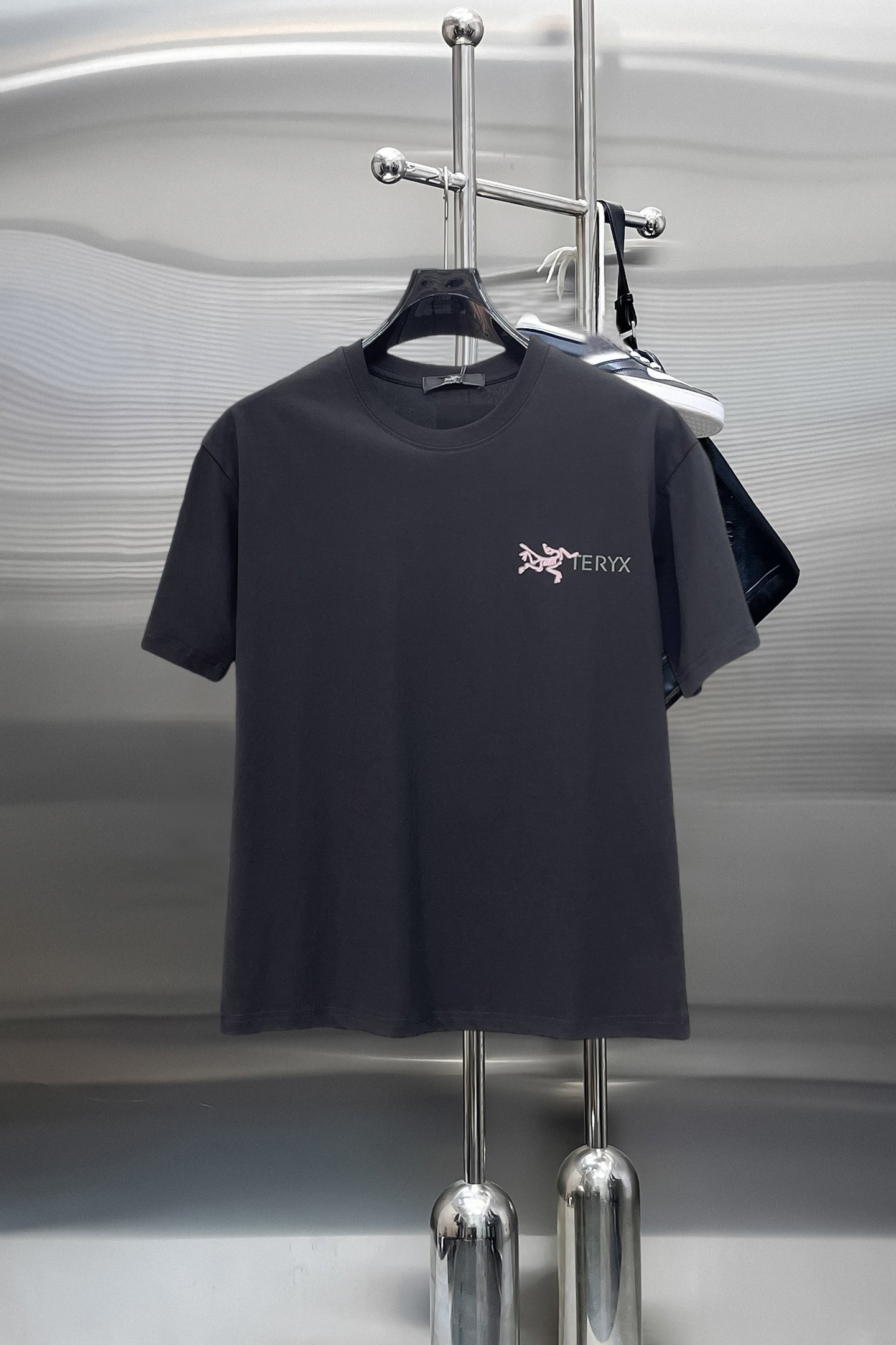 NO:844058,Arc'teryx's top products 2026 spring and summer new debut counter latest short-sleeved round neck T-shirt high-end custom design avant-garde fashion!  The brand logo is designed with heavy craftsmanship. High-end customized 260g fabric. Soft to the touch. Comfortable to wear. Exquisite stitching at the counter level. Fine workmanship. The upper body effect is incomparably handsome!  A must-have item for a stylish man!  Size M-XXXL,arc'teryx,T-shirt,tees,t-shirt,19860909始祖鸟 顶级货品2026春夏新款首发专柜最新款短袖圆领T恤 高端订制 设计前卫时尚！品牌logo重工艺设计 高端定制260克面料.手感柔软.穿着舒适.专柜级别精致车线.做工精细.上身效果无敌帅气！型男必备单品！码数M-XXXL,arc'teryx,T-shirt,tees，t-shirt,,Men's clothing