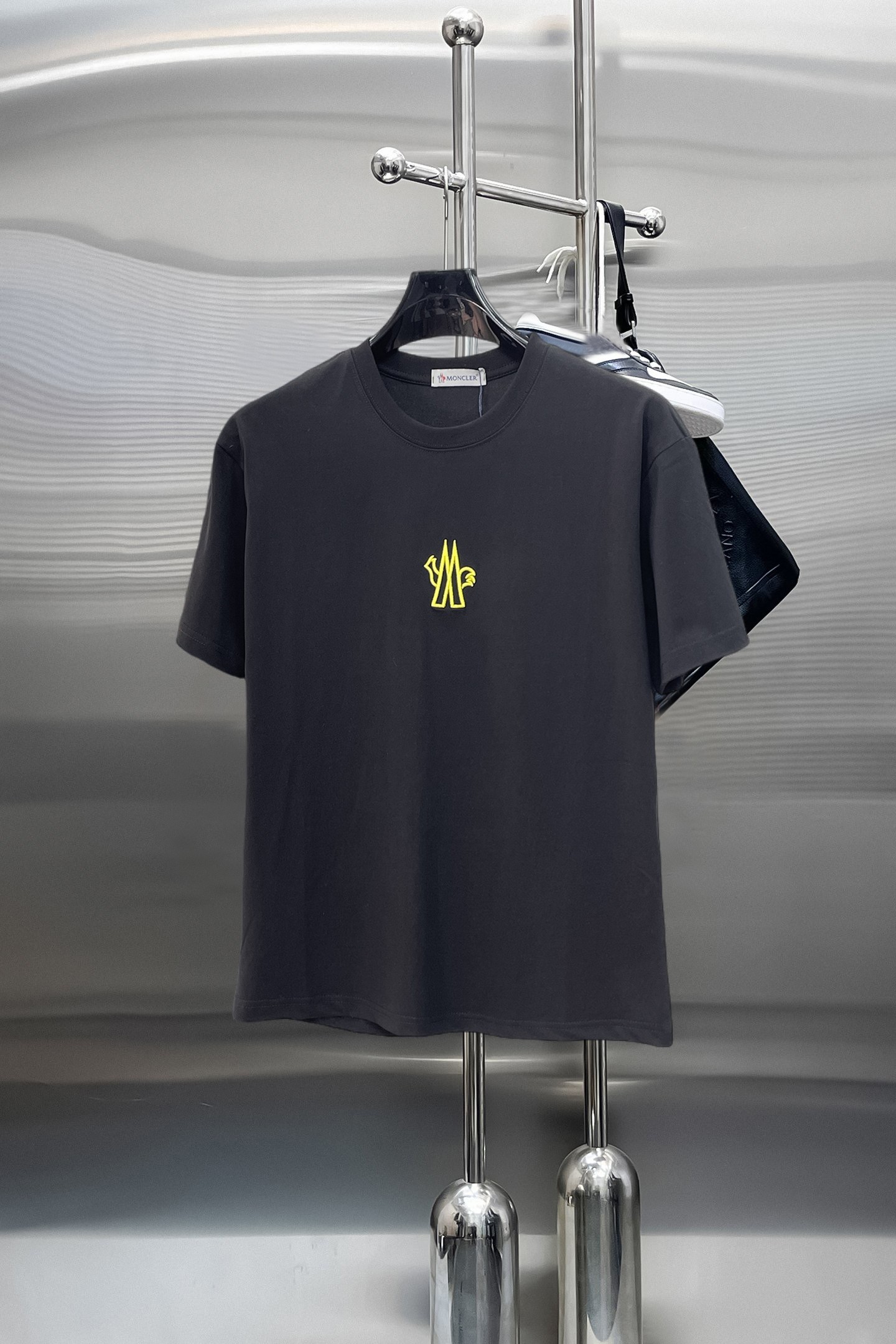 NO:844062,Mengkou's top products 2026 spring and summer new debut counter latest short-sleeved round neck T-shirt, high-end custom design, avant-garde and fashionable!  The brand logo is designed with heavy craftsmanship. High-end customized 260g fabric. Soft to the touch. Comfortable to wear. Exquisite stitching at the counter level. Fine workmanship. The upper body effect is incomparably handsome!  A must-have item for a stylish man!  Size M-XXXL,,Moncler,T-shirt,tees,t-shirt,19860909蒙口 顶级货品2026春夏新款首发专柜最新款短袖圆领T恤 高端订制 设计前卫时尚！品牌logo重工艺设计 高端定制260克面料.手感柔软.穿着舒适.专柜级别精致车线.做工精细.上身效果无敌帅气！型男必备单品！码数M-XXXL,,Moncler,T-shirt,tees，t-shirt,,Men's clothing