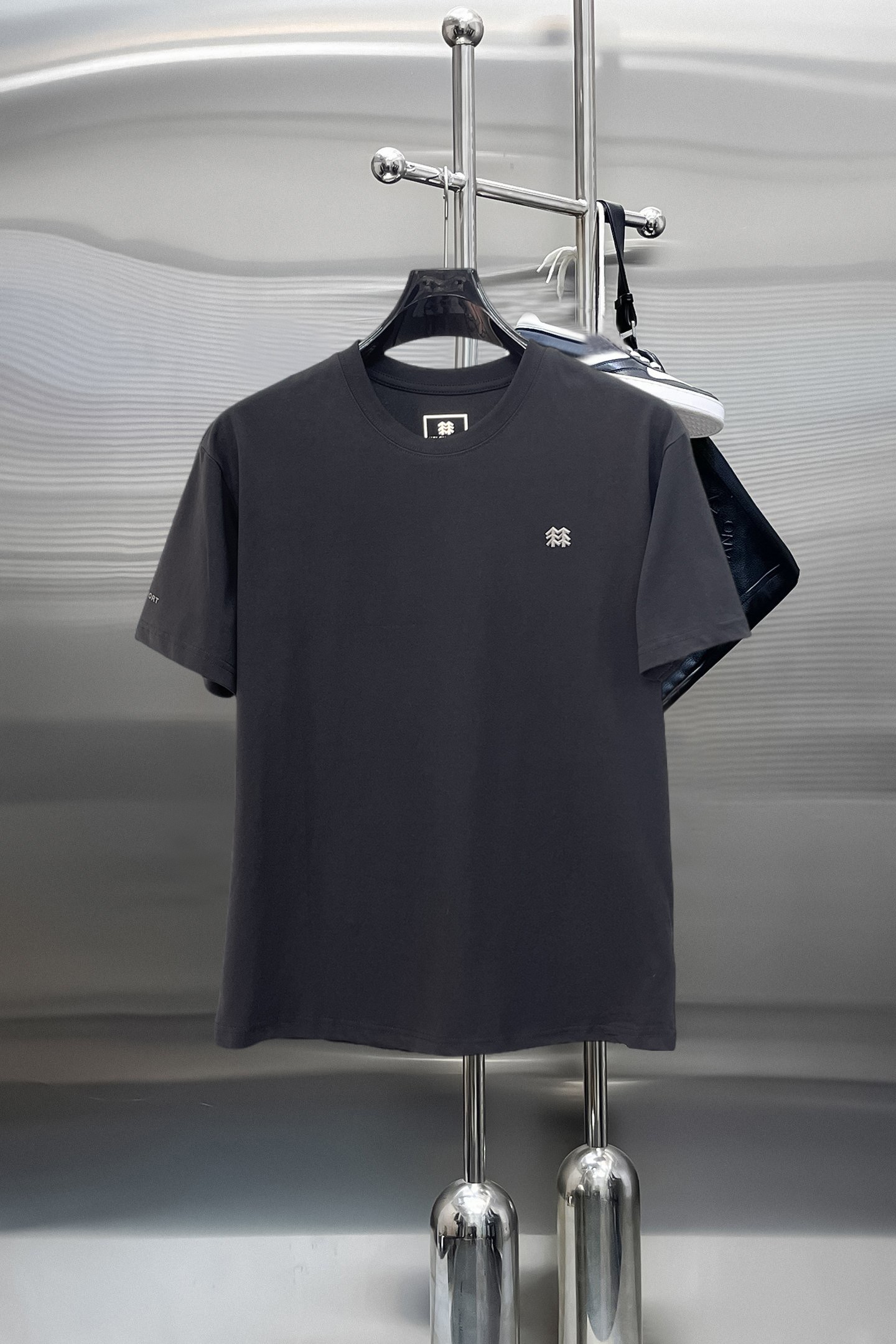 NO:844031,Kolon's top products 2026 spring and summer new debut counter latest short-sleeved round neck T-shirt, high-end custom design, avant-garde and fashionable!  The brand logo is designed with heavy craftsmanship. High-end customized 260g fabric. Soft to the touch. Comfortable to wear. Exquisite stitching at the counter level. Fine workmanship. The upper body effect is incomparably handsome!  A must-have item for a stylish man!  Size M-XXXL,,T-shirt,tees,t-shirt,19860909可隆 顶级货品2026春夏新款首发专柜最新款短袖圆领T恤 高端订制 设计前卫时尚！品牌logo重工艺设计 高端定制260克面料.手感柔软.穿着舒适.专柜级别精致车线.做工精细.上身效果无敌帅气！型男必备单品！码数M-XXXL,,T-shirt,tees，t-shirt,,Men's clothing