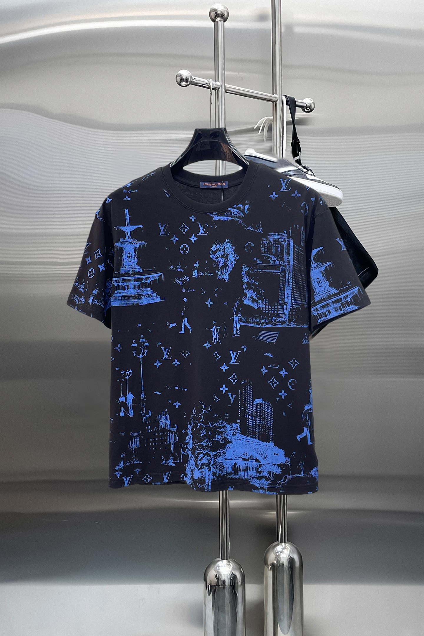NO:844072,LV top products 2026 spring and summer new debut counter latest short-sleeved round neck T-shirt, high-end customization, avant-garde and fashionable design!  The brand logo is designed with heavy craftsmanship. High-end customized 260g fabric. Soft to the touch. Comfortable to wear. Exquisite stitching at the counter level. Fine workmanship. The upper body effect is incomparably handsome!  A must-have item for a stylish man!  Size M-XXXL,,louis vuitton,T-shirt,tees,t-shirt,19860909LV 顶级货品2026春夏新款首发专柜最新款短袖圆领T恤 高端订制 设计前卫时尚！品牌logo重工艺设计 高端定制260克面料.手感柔软.穿着舒适.专柜级别精致车线.做工精细.上身效果无敌帅气！型男必备单品！码数M-XXXL,,louis vuitton,T-shirt,tees，t-shirt,,Men's clothing