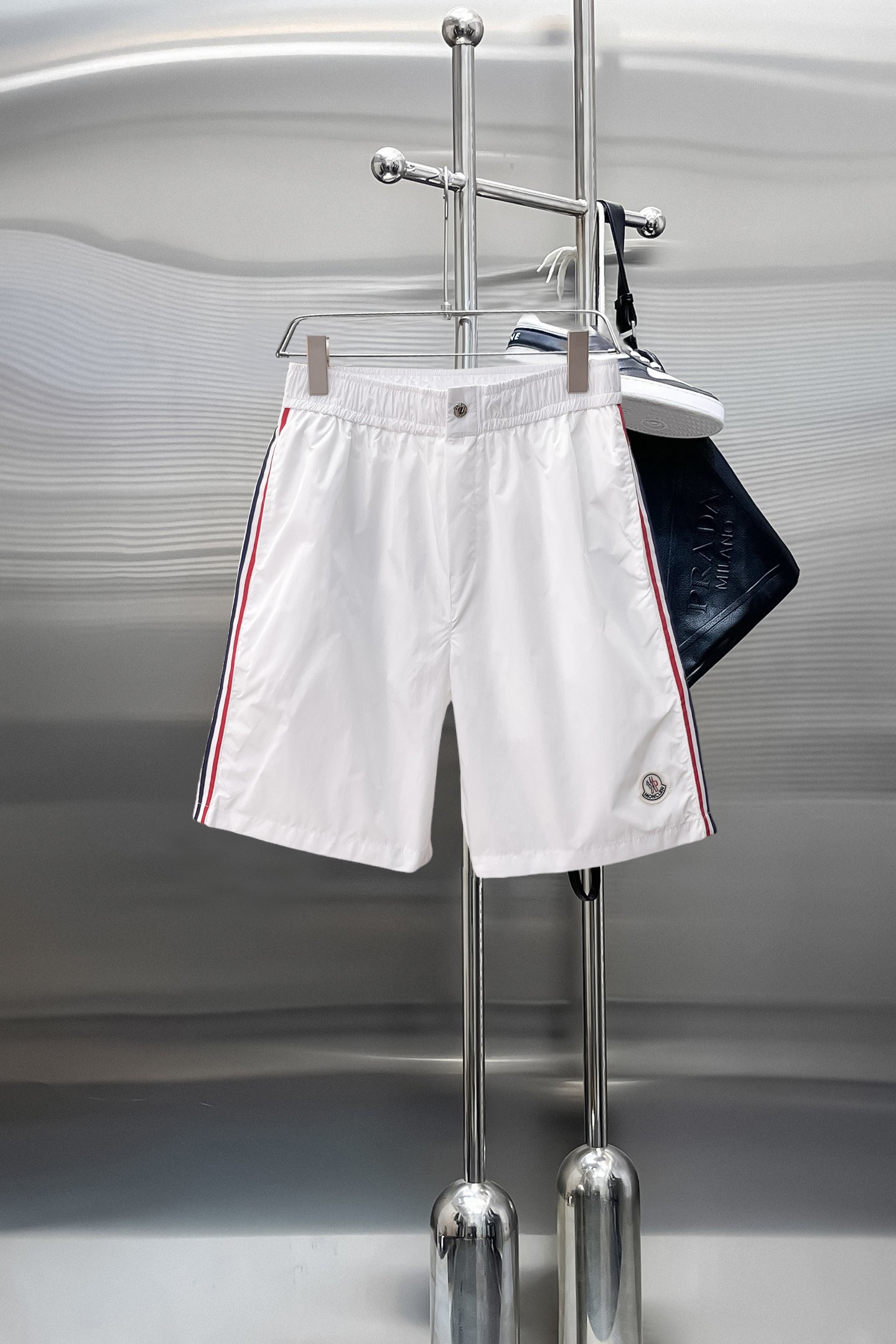NO:844102,Mouth-mounted, complete with three standards, 2026 new summer men's casual shorts, advanced custom-made breathable fabrics, extremely breathable, elastic and comfortable, with impeccable details, top-grade accessories, original logo design concept, delicate and soft feel!  The upper body fit is awesome!  Sizes M-XXXL, please state your height and weight when ordering,,Moncler,shorts,19860909蒙口 三标齐全 2026夏季新款男士休闲短裤,高级定制面料透气面料 透气弹力舒适度极高,细节无可挑剔,顶级辅料配备,原版logo设计理念,手感细腻柔软！上身版型超赞！尺码M-XXXL下单报身高体重,,Moncler,shorts,,Men's clothing