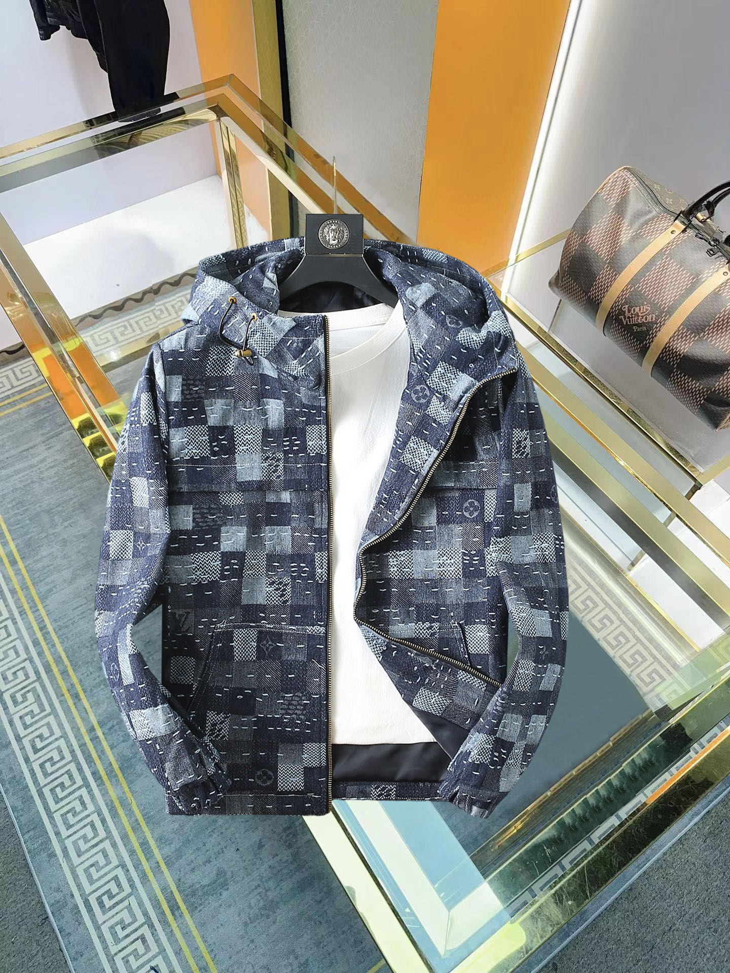 NO:952902,LV 2026ss new autumn denim jacket, full high-end version!  Haute couture counter fabric accessories, high breathability and comfort, impeccable details, exquisite workmanship and complex craftsmanship, casual tailoring, awesome upper body shape, color blue, code size 48-56,, louis vuitton, jackets & coats, jackets & coats,19860909LV 2026ss秋季新款牛仔夹克外套 全高端版本！高定专柜面料辅料,透气舒适度高,细节无可挑剔,做工考究工艺复杂,呈现休闲裁剪,上身版型超赞 颜色蓝色 码数48-56,,louis vuitton,jackets & coats,jackets & coats,,Men's clothing