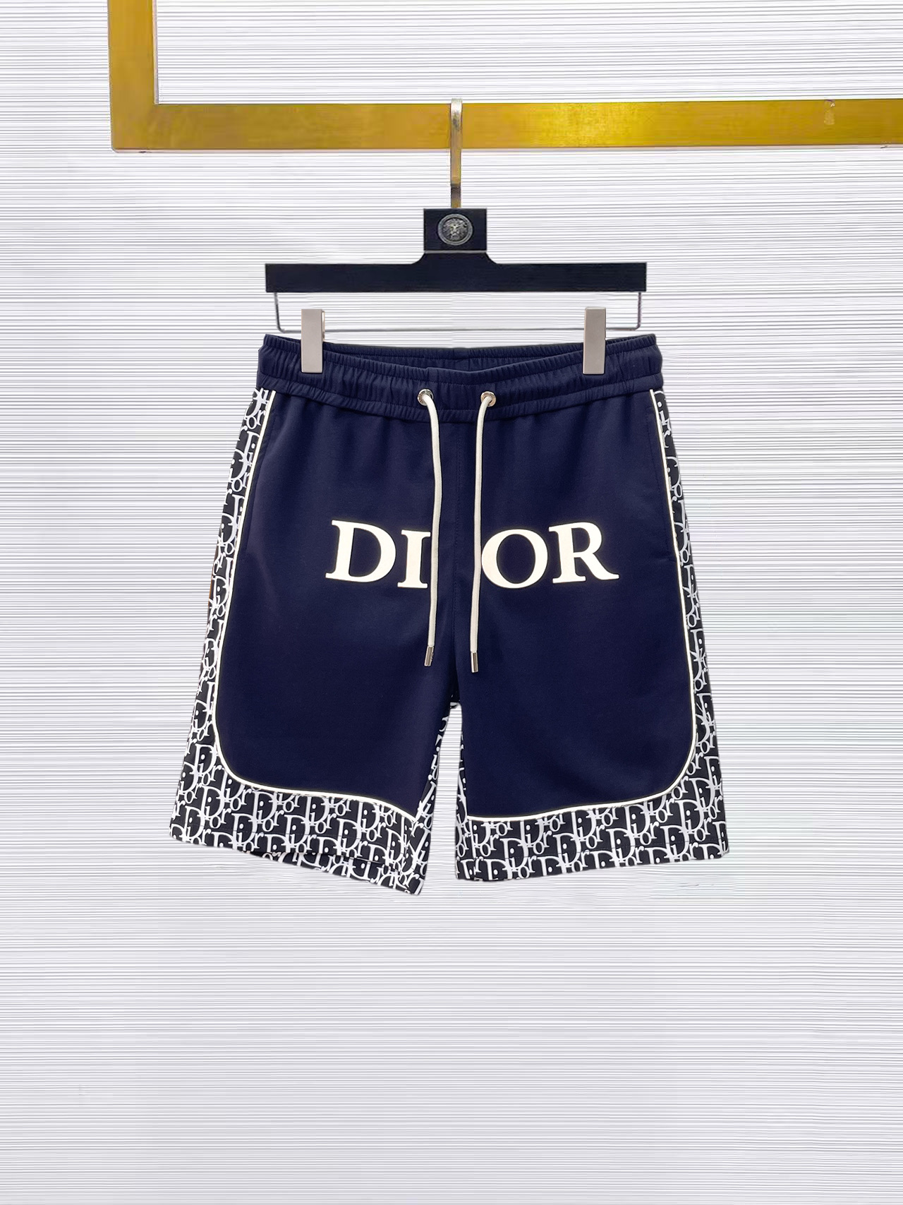 NO:874880,Dior's 2026 new summer men's casual shorts with three complete standards, advanced custom-made breathable fabrics, extremely breathable, elastic and comfortable, impeccable details, top-grade accessories, original logo design concept, delicate and soft feel!  The upper body fit is awesome!  For sizes M-XXXL, please state your height and weight when ordering, dior, shorts,19860909迪奥 三标齐全 2026夏季新款男士休闲短裤,高级定制面料透气面料 透气弹力舒适度极高,细节无可挑剔,顶级辅料配备,原版logo设计理念,手感细腻柔软！上身版型超赞！尺码M-XXXL下单报身高体重,,dior,shorts,,Men's clothing