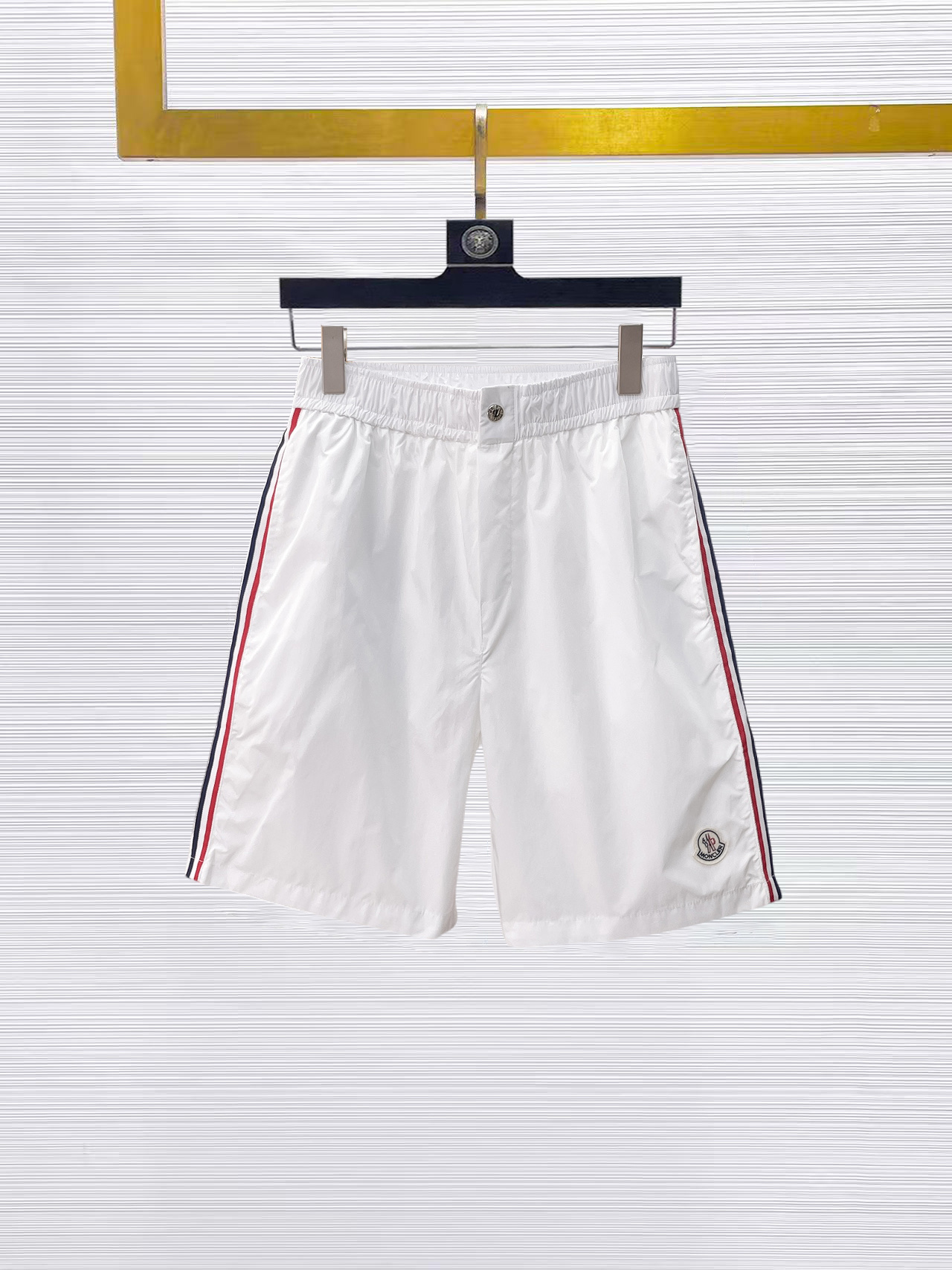 NO:874886,Mouth-mounted, complete with three standards, 2026 new summer men's casual shorts, advanced custom-made breathable fabrics, extremely breathable, elastic and comfortable, with impeccable details, top-grade accessories, original logo design concept, delicate and soft feel!  The upper body fit is awesome!  Sizes M-XXXL, please state your height and weight when ordering,,Moncler,shorts,19860909蒙口 三标齐全 2026夏季新款男士休闲短裤,高级定制面料透气面料 透气弹力舒适度极高,细节无可挑剔,顶级辅料配备,原版logo设计理念,手感细腻柔软！上身版型超赞！尺码M-XXXL下单报身高体重,,Moncler,shorts,,Men's clothing