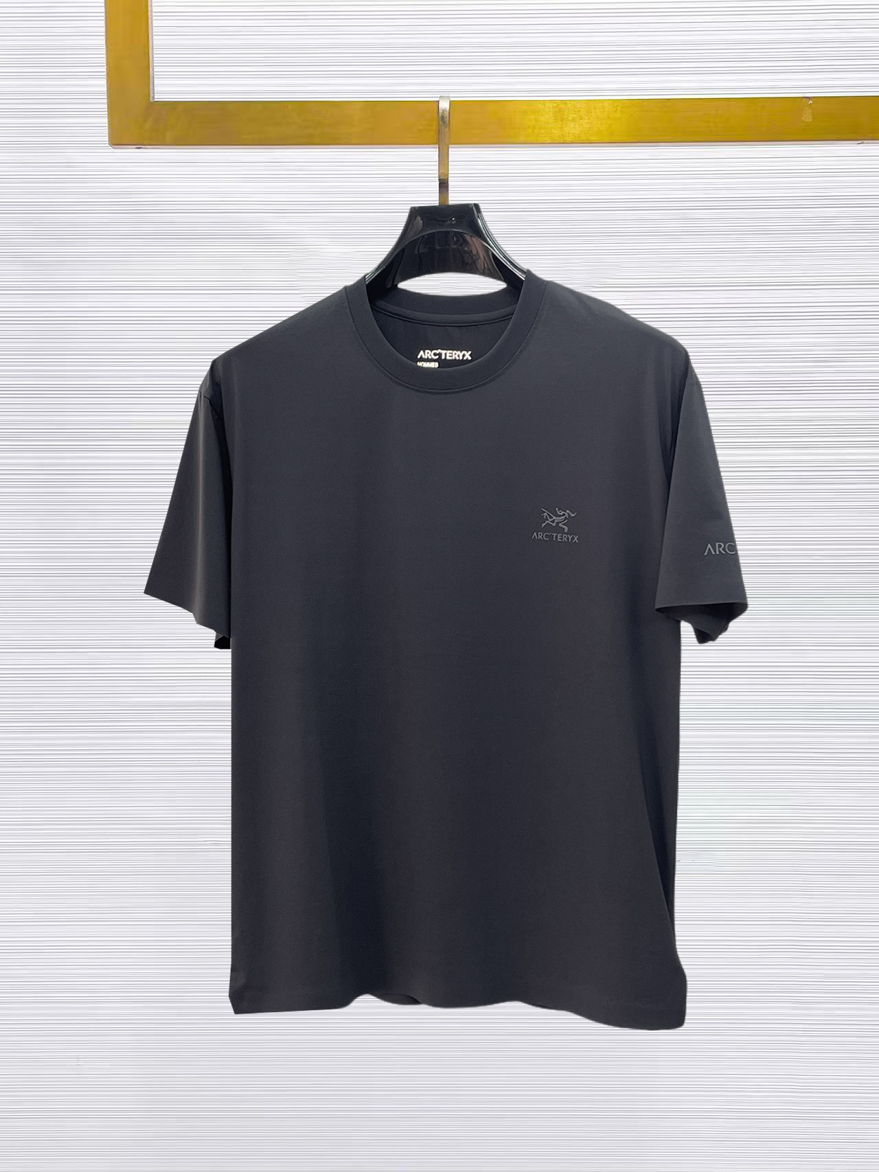NO:874840,Arc'teryx's top products 2025 spring and summer new launch counter, the latest short-sleeved round neck T-shirt, high-end custom design, avant-garde and fashionable!  The brand logo is designed with heavy craftsmanship. High-end customized 260g fabric. Soft to the touch. Comfortable to wear. Exquisite stitching at the counter level. Fine workmanship. The upper body effect is incomparably handsome!  A must-have item for a stylish man!  Size M-XXXL,arc'teryx,T-shirt,tees,t-shirt,19860909始祖鸟 顶级货品2025春夏新款首发专柜最新款短袖圆领T恤 高端订制 设计前卫时尚！品牌logo重工艺设计 高端定制260克面料.手感柔软.穿着舒适.专柜级别精致车线.做工精细.上身效果无敌帅气！型男必备单品！码数M-XXXL,arc'teryx,T-shirt,tees，t-shirt,,Men's clothing