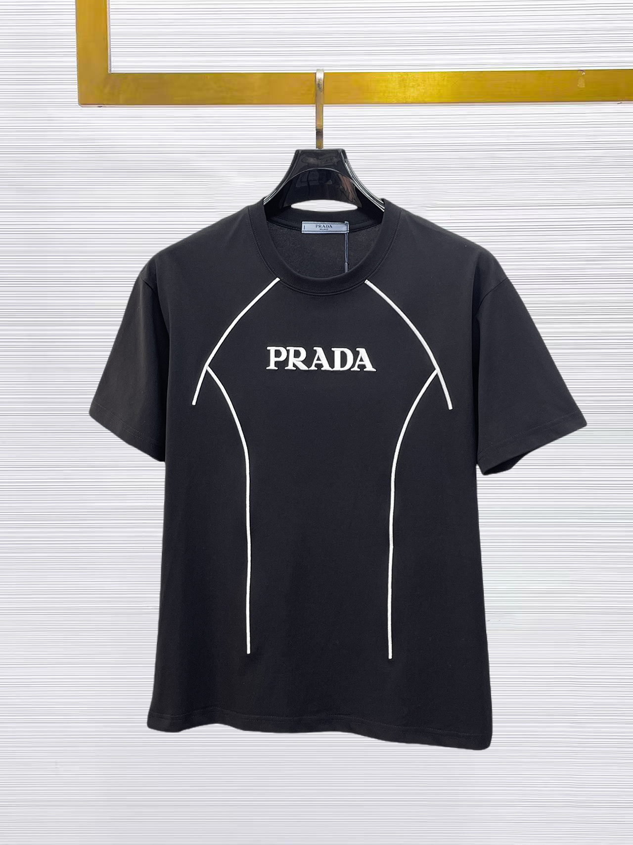NO:874773,Prada's top products 2025 spring and summer new debut counter latest short-sleeved round neck T-shirt, high-end customization, avant-garde and fashionable design!  The brand logo is designed with heavy craftsmanship. High-end customized 260g fabric. Soft to the touch. Comfortable to wear. Exquisite stitching at the counter level. Fine workmanship. The upper body effect is incomparably handsome!  A must-have item for a stylish man!  Size M-XXXL,,prada,T-shirt,tees,t-shirt,19860909普拉达 顶级货品2025春夏新款首发专柜最新款短袖圆领T恤 高端订制 设计前卫时尚！品牌logo重工艺设计 高端定制260克面料.手感柔软.穿着舒适.专柜级别精致车线.做工精细.上身效果无敌帅气！型男必备单品！码数M-XXXL,,prada,T-shirt,tees，t-shirt,,Men's clothing