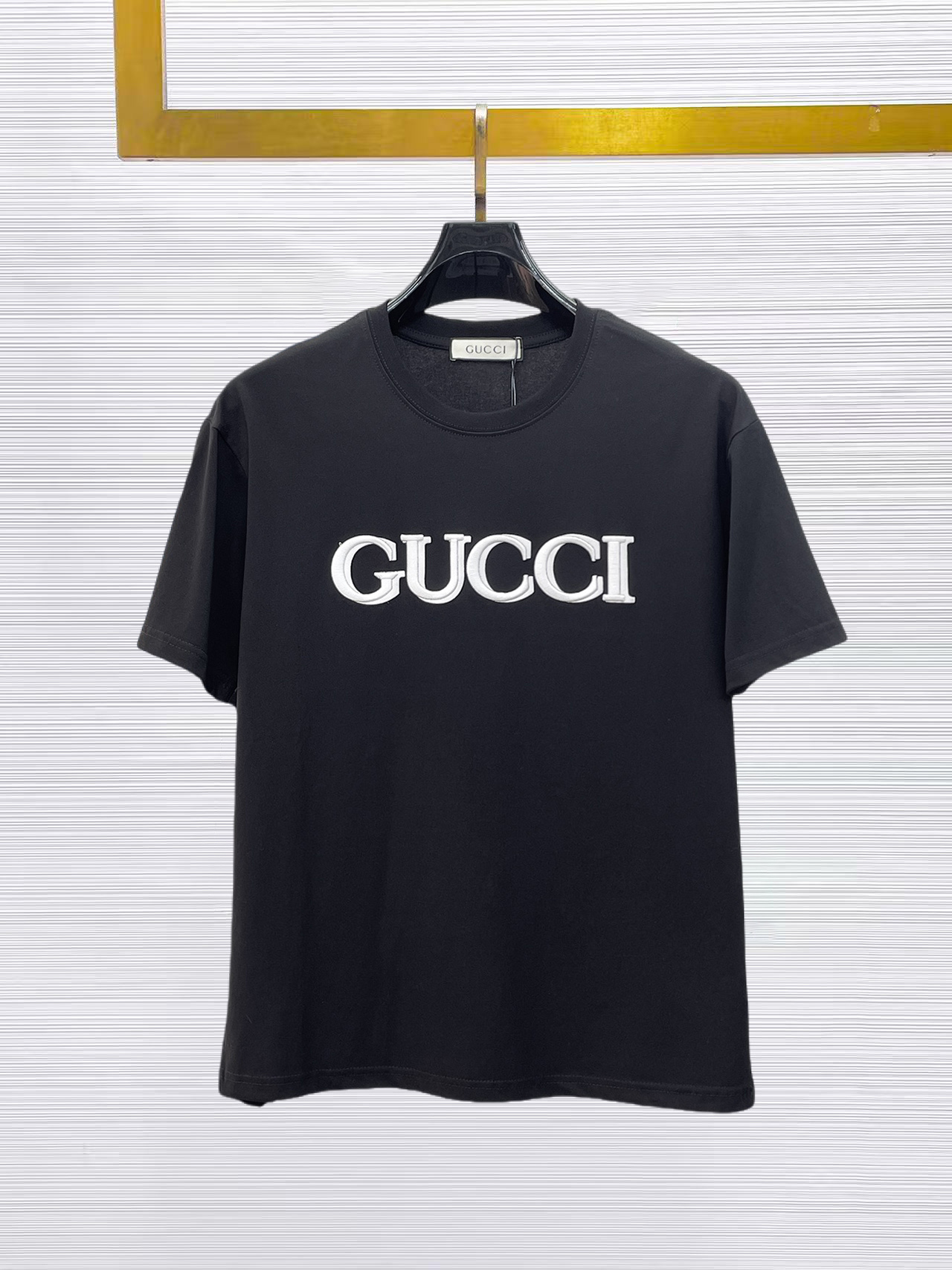 NO:874780,Gucci's top products 2025 spring and summer new debut counter latest short-sleeved round neck T-shirt high-end custom design avant-garde fashion!  The brand logo is designed with heavy craftsmanship. High-end customized 260g fabric. Soft to the touch. Comfortable to wear. Exquisite stitching at the counter level. Fine workmanship. The upper body effect is incomparably handsome!  A must-have item for a stylish man!  Size M-XXXL,,T-shirt,tees,t-shirt,19860909古奇 顶级货品2025春夏新款首发专柜最新款短袖圆领T恤 高端订制 设计前卫时尚！品牌logo重工艺设计 高端定制260克面料.手感柔软.穿着舒适.专柜级别精致车线.做工精细.上身效果无敌帅气！型男必备单品！码数M-XXXL,,T-shirt,tees，t-shirt,,Men's clothing