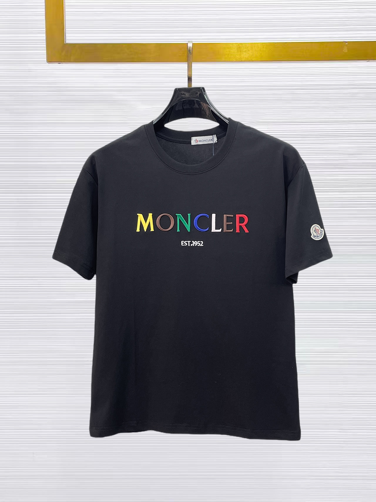 NO:874787,Mengkou's top products 2025 spring and summer new debut counter latest short-sleeved round neck T-shirt, high-end custom design, avant-garde and fashionable!  The brand logo is designed with heavy craftsmanship. High-end customized 260g fabric. Soft to the touch. Comfortable to wear. Exquisite stitching at the counter level. Fine workmanship. The upper body effect is incomparably handsome!  A must-have item for a stylish man!  Size M-XXXL,,Moncler,T-shirt,tees,t-shirt,19860909蒙口 顶级货品2025春夏新款首发专柜最新款短袖圆领T恤 高端订制 设计前卫时尚！品牌logo重工艺设计 高端定制260克面料.手感柔软.穿着舒适.专柜级别精致车线.做工精细.上身效果无敌帅气！型男必备单品！码数M-XXXL,,Moncler,T-shirt,tees，t-shirt,,Men's clothing